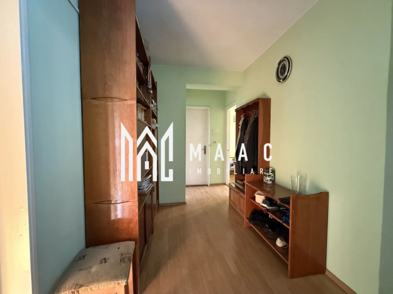 Apartament 3 Camere | Balcon | 60 MPU | Decomandat | Strand - MAAC Imobiliare vă propune spre vânzare un apartament cu 3 camere, situat la etajul 4 din 4, în zona Ștrand, o locație apreciată pentru accesibilitate, infrastructură completă și apropierea de zone verzi.

Apartamentul are o suprafață utilă de 60 mp și este compartimentat decomandat, oferind funcționalitate și confort pentru locuire proprie sau investiție.

Caracteristici:
-suprafață utilă: 60 mp
-etaj 4 din 4
-bloc cu acoperiș
-3 camere decomandate
-balcon cu acces din living

Zona Ștrand oferă acces rapid la școli, dispensar, parc, magazine și mijloace de transport, fiind potrivită pentru familii sau pentru cei care își doresc o locuință într-un cartier bine conectat.

Pentru mai multe detalii vă rugăm să menționați la telefon numărul CP2673816.
