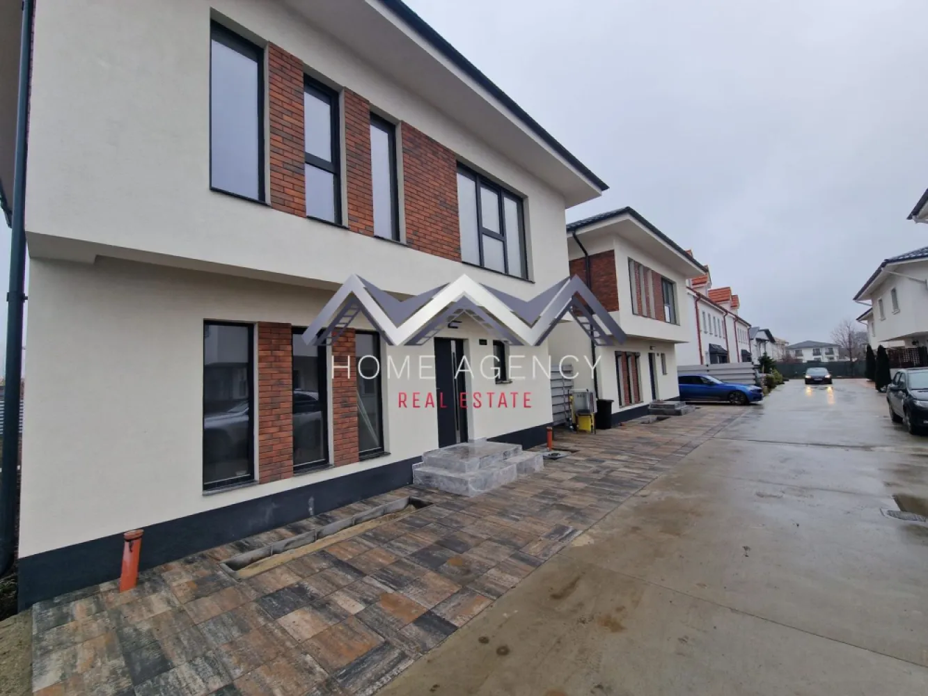 Casă single P+1+Pod în Otopeni - Vă propunem, spre vânzare, o locuință modernă, situată într-una dintre cele mai căutate zone din Otopeni. Proprietatea combină arhitectura contemporană cu o compartimentare eficientă, concepută pentru familii care apreciază calitatea, confortul și intimitatea.

Zona de zi include un living generos și luminos, cu spațiu ideal pentru socializare. Bucătăria open-space, cu posibilitate de închidere, beneficiază de acces direct spre terasă și grădină. Tot la parter se află o cameră versatilă, ce poate fi amenajată pentru un birou sau dormitor de oaspeți, precum și un grup sanitar.

Etajul este destinat odihnei. Dormitorul matrimonial, cu baie proprie și dressing, este însoțit de două dormitoare spațioase, deservite de o baie secundară modernă. De la acest nivel se face accesul spre pod, amenajat pentru depozitare, oferind soluții practice pentru organizarea locuinței.

Dotări și facilități:
- Finisaje premium
- Centrală proprie, încălzire prin pardoseală
- Racordare completă la utilitățile publice: apă, canalizare, gaz și electricitate
- Acces rapid spre școli, grădinițe, centre comerciale, magazine, restaurante, precum și conexiuni rapide spre București și Aeroportul Internațional Henri Coandă.

Această proprietate oferă un echilibru ideal între liniștea unei zone rezidențiale și accesul facil la principalele zone de interes urban.

Pentru mai multe detalii sau pentru programarea unei vizionări, vă rugăm să ne contactați la numărul de telefon din anunț.