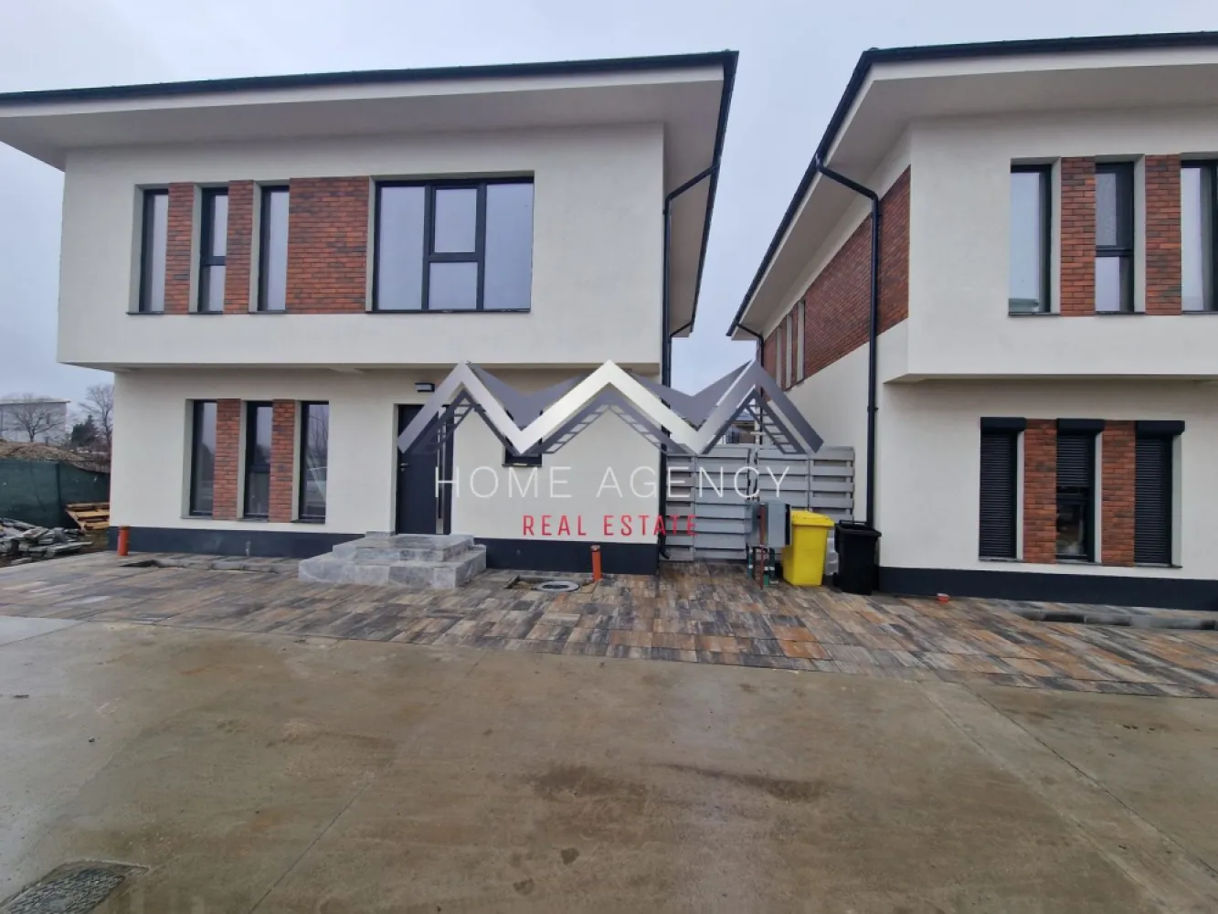 Casă single P+1+Pod în Otopeni - Vă propunem, spre vânzare, o locuință modernă, situată într-una dintre cele mai căutate zone din Otopeni. Proprietatea combină arhitectura contemporană cu o compartimentare eficientă, concepută pentru familii care apreciază calitatea, confortul și intimitatea.

Zona de zi include un living generos și luminos, cu spațiu ideal pentru socializare. Bucătăria open-space, cu posibilitate de închidere, beneficiază de acces direct spre terasă și grădină. Tot la parter se află o cameră versatilă, ce poate fi amenajată pentru un birou sau dormitor de oaspeți, precum și un grup sanitar.

Etajul este destinat odihnei. Dormitorul matrimonial, cu baie proprie și dressing, este însoțit de două dormitoare spațioase, deservite de o baie secundară modernă. De la acest nivel se face accesul spre pod, amenajat pentru depozitare, oferind soluții practice pentru organizarea locuinței.

Dotări și facilități:
- Finisaje premium
- Centrală proprie, încălzire prin pardoseală
- Racordare completă la utilitățile publice: apă, canalizare, gaz și electricitate
- Acces rapid spre școli, grădinițe, centre comerciale, magazine, restaurante, precum și conexiuni rapide spre București și Aeroportul Internațional Henri Coandă.

Această proprietate oferă un echilibru ideal între liniștea unei zone rezidențiale și accesul facil la principalele zone de interes urban.

Pentru mai multe detalii sau pentru programarea unei vizionări, vă rugăm să ne contactați la numărul de telefon din anunț.