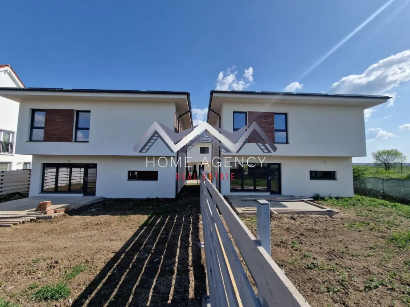 Casă single P+1+Pod în Otopeni - Vă propunem, spre vânzare, o locuință modernă, situată într-una dintre cele mai căutate zone din Otopeni. Proprietatea combină arhitectura contemporană cu o compartimentare eficientă, concepută pentru familii care apreciază calitatea, confortul și intimitatea.

Zona de zi include un living generos și luminos, cu spațiu ideal pentru socializare. Bucătăria open-space, cu posibilitate de închidere, beneficiază de acces direct spre terasă și grădină. Tot la parter se află o cameră versatilă, ce poate fi amenajată pentru un birou sau dormitor de oaspeți, precum și un grup sanitar.

Etajul este destinat odihnei. Dormitorul matrimonial, cu baie proprie și dressing, este însoțit de două dormitoare spațioase, deservite de o baie secundară modernă. De la acest nivel se face accesul spre pod, amenajat pentru depozitare, oferind soluții practice pentru organizarea locuinței.

Dotări și facilități:
- Finisaje premium
- Centrală proprie, încălzire prin pardoseală
- Racordare completă la utilitățile publice: apă, canalizare, gaz și electricitate
- Acces rapid spre școli, grădinițe, centre comerciale, magazine, restaurante, precum și conexiuni rapide spre București și Aeroportul Internațional Henri Coandă.

Această proprietate oferă un echilibru ideal între liniștea unei zone rezidențiale și accesul facil la principalele zone de interes urban.

Pentru mai multe detalii sau pentru programarea unei vizionări, vă rugăm să ne contactați la numărul de telefon din anunț.