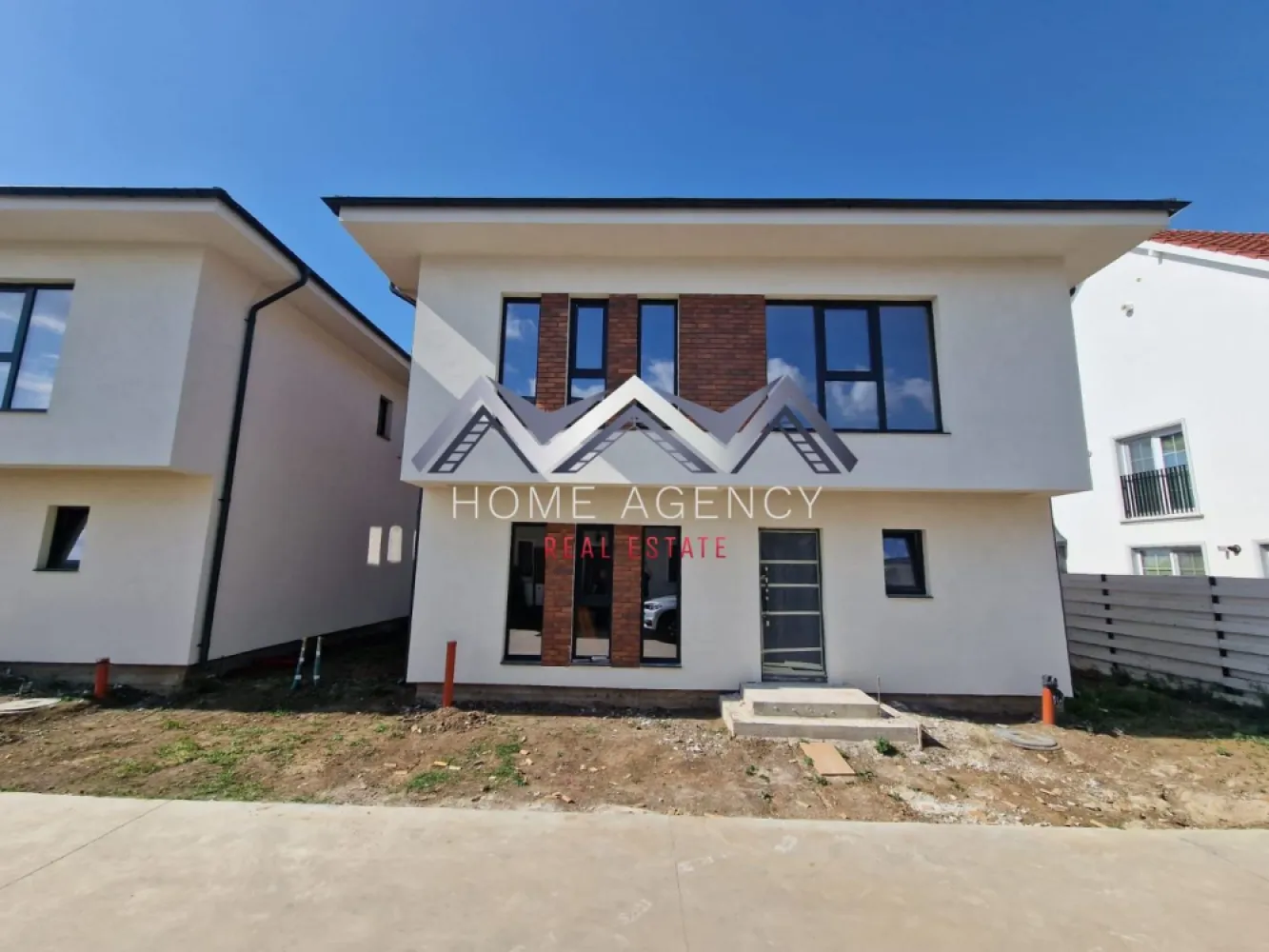 Casă single P+1+Pod în Otopeni - Vă propunem, spre vânzare, o locuință modernă, situată într-una dintre cele mai căutate zone din Otopeni. Proprietatea combină arhitectura contemporană cu o compartimentare eficientă, concepută pentru familii care apreciază calitatea, confortul și intimitatea.

Zona de zi include un living generos și luminos, cu spațiu ideal pentru socializare. Bucătăria open-space, cu posibilitate de închidere, beneficiază de acces direct spre terasă și grădină. Tot la parter se află o cameră versatilă, ce poate fi amenajată pentru un birou sau dormitor de oaspeți, precum și un grup sanitar.

Etajul este destinat odihnei. Dormitorul matrimonial, cu baie proprie și dressing, este însoțit de două dormitoare spațioase, deservite de o baie secundară modernă. De la acest nivel se face accesul spre pod, amenajat pentru depozitare, oferind soluții practice pentru organizarea locuinței.

Dotări și facilități:
- Finisaje premium
- Centrală proprie, încălzire prin pardoseală
- Racordare completă la utilitățile publice: apă, canalizare, gaz și electricitate
- Acces rapid spre școli, grădinițe, centre comerciale, magazine, restaurante, precum și conexiuni rapide spre București și Aeroportul Internațional Henri Coandă.

Această proprietate oferă un echilibru ideal între liniștea unei zone rezidențiale și accesul facil la principalele zone de interes urban.

Pentru mai multe detalii sau pentru programarea unei vizionări, vă rugăm să ne contactați la numărul de telefon din anunț.