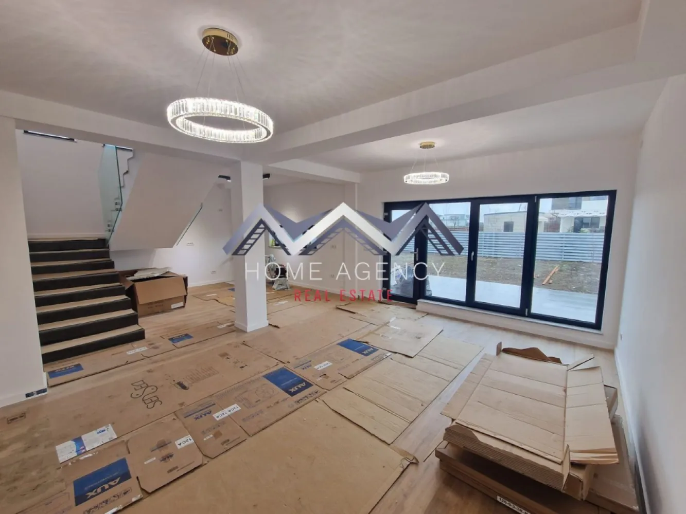 Casă single P+1+Pod în Otopeni - Vă propunem, spre vânzare, o locuință modernă, situată într-una dintre cele mai căutate zone din Otopeni. Proprietatea combină arhitectura contemporană cu o compartimentare eficientă, concepută pentru familii care apreciază calitatea, confortul și intimitatea.

Zona de zi include un living generos și luminos, cu spațiu ideal pentru socializare. Bucătăria open-space, cu posibilitate de închidere, beneficiază de acces direct spre terasă și grădină. Tot la parter se află o cameră versatilă, ce poate fi amenajată pentru un birou sau dormitor de oaspeți, precum și un grup sanitar.

Etajul este destinat odihnei. Dormitorul matrimonial, cu baie proprie și dressing, este însoțit de două dormitoare spațioase, deservite de o baie secundară modernă. De la acest nivel se face accesul spre pod, amenajat pentru depozitare, oferind soluții practice pentru organizarea locuinței.

Dotări și facilități:
- Finisaje premium
- Centrală proprie, încălzire prin pardoseală
- Racordare completă la utilitățile publice: apă, canalizare, gaz și electricitate
- Acces rapid spre școli, grădinițe, centre comerciale, magazine, restaurante, precum și conexiuni rapide spre București și Aeroportul Internațional Henri Coandă.

Această proprietate oferă un echilibru ideal între liniștea unei zone rezidențiale și accesul facil la principalele zone de interes urban.

Pentru mai multe detalii sau pentru programarea unei vizionări, vă rugăm să ne contactați la numărul de telefon din anunț.
