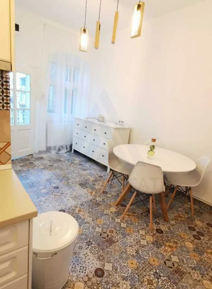 Studio modern 55 mp utili etaj 1 baie cu fereastra in zona Centrala - Agenția imobiliara Azura Estate va propune spre închiriere un studio, cu o suprafață utilă de 55 mp utili, compus din zonă de dormit, living cu bucătărie deschisă și baie cu geam de aerisire, situat la etajul 1, în zona centrală din Sibiu. 📍 Zona centrală este recunoscută pentru accesul rapid către principalele puncte de interes ale orașului. În apropiere se regăsesc școli, grădinițe, restaurante, magazine, instituții și mijloace de transport în comun. 🌳 Zona oferă acces facil către centrul istoric și către arterele principale ale orașului. 🏡 Caracteristici si compartimentare: Living cu bucătărie open space Dormitor matrimonial Baie dotată cu geam pentru aerisire naturală Etaj 1 – acces facil ✨ Dotări și avantaje: 🔥Centrală termică proprie 🪑 Mobilat și utilat complet 🏡 Spațiu luminos și eficient compartimentat 💶 Prețul de închiriere este de 450 euro/lună! Se percepe o garanție echivalentă cu valoarea unei luni de chirie.