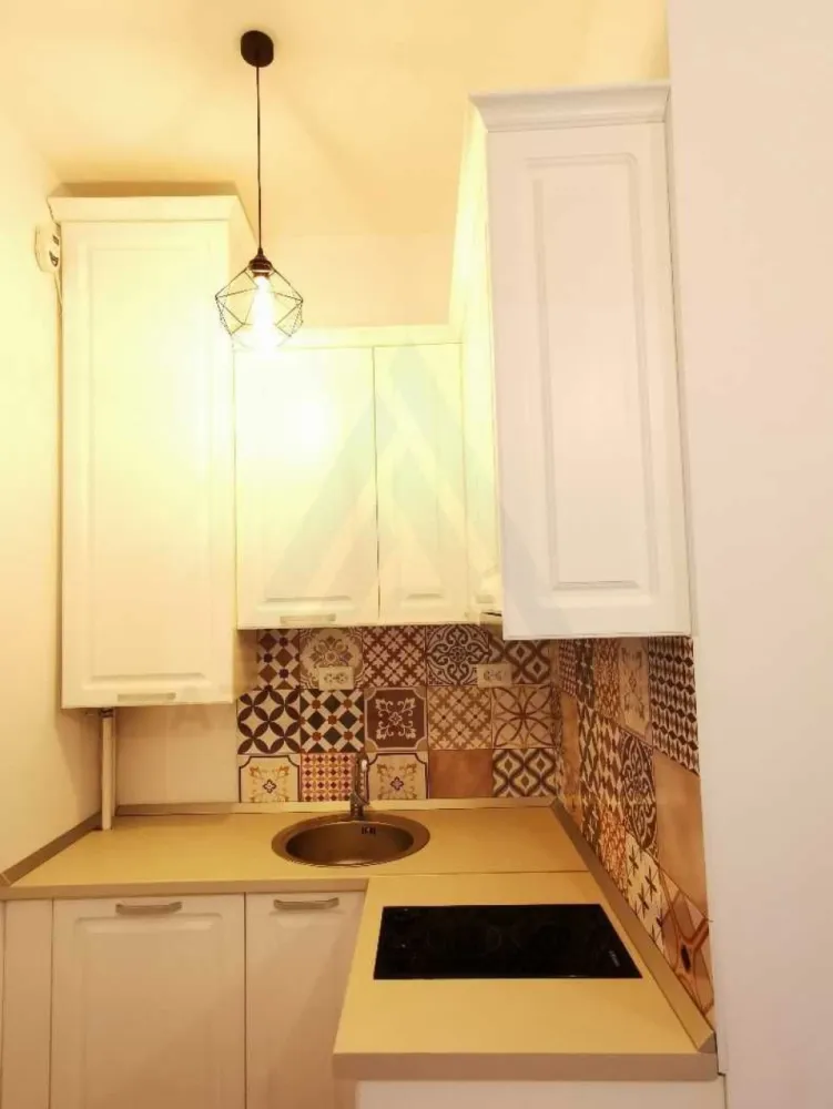 Studio modern 55 mp utili etaj 1 baie cu fereastra in zona Centrala - Agenția imobiliara Azura Estate va propune spre închiriere un studio, cu o suprafață utilă de 55 mp utili, compus din zonă de dormit, living cu bucătărie deschisă și baie cu geam de aerisire, situat la etajul 1, în zona centrală din Sibiu. 📍 Zona centrală este recunoscută pentru accesul rapid către principalele puncte de interes ale orașului. În apropiere se regăsesc școli, grădinițe, restaurante, magazine, instituții și mijloace de transport în comun. 🌳 Zona oferă acces facil către centrul istoric și către arterele principale ale orașului. 🏡 Caracteristici si compartimentare: Living cu bucătărie open space Dormitor matrimonial Baie dotată cu geam pentru aerisire naturală Etaj 1 – acces facil ✨ Dotări și avantaje: 🔥Centrală termică proprie 🪑 Mobilat și utilat complet 🏡 Spațiu luminos și eficient compartimentat 💶 Prețul de închiriere este de 450 euro/lună! Se percepe o garanție echivalentă cu valoarea unei luni de chirie.