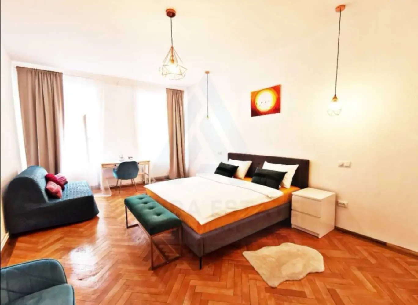 Studio modern 55 mp utili etaj 1 baie cu fereastra in zona Centrala - Agenția imobiliara Azura Estate va propune spre închiriere un studio, cu o suprafață utilă de 55 mp utili, compus din zonă de dormit, living cu bucătărie deschisă și baie cu geam de aerisire, situat la etajul 1, în zona centrală din Sibiu. 📍 Zona centrală este recunoscută pentru accesul rapid către principalele puncte de interes ale orașului. În apropiere se regăsesc școli, grădinițe, restaurante, magazine, instituții și mijloace de transport în comun. 🌳 Zona oferă acces facil către centrul istoric și către arterele principale ale orașului. 🏡 Caracteristici si compartimentare: Living cu bucătărie open space Dormitor matrimonial Baie dotată cu geam pentru aerisire naturală Etaj 1 – acces facil ✨ Dotări și avantaje: 🔥Centrală termică proprie 🪑 Mobilat și utilat complet 🏡 Spațiu luminos și eficient compartimentat 💶 Prețul de închiriere este de 450 euro/lună! Se percepe o garanție echivalentă cu valoarea unei luni de chirie.