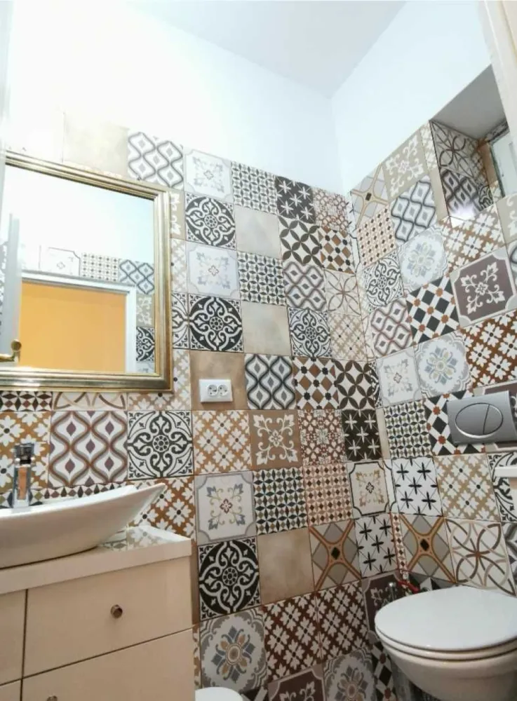 Studio modern 55 mp utili etaj 1 baie cu fereastra in zona Centrala - Agenția imobiliara Azura Estate va propune spre închiriere un studio, cu o suprafață utilă de 55 mp utili, compus din zonă de dormit, living cu bucătărie deschisă și baie cu geam de aerisire, situat la etajul 1, în zona centrală din Sibiu. 📍 Zona centrală este recunoscută pentru accesul rapid către principalele puncte de interes ale orașului. În apropiere se regăsesc școli, grădinițe, restaurante, magazine, instituții și mijloace de transport în comun. 🌳 Zona oferă acces facil către centrul istoric și către arterele principale ale orașului. 🏡 Caracteristici si compartimentare: Living cu bucătărie open space Dormitor matrimonial Baie dotată cu geam pentru aerisire naturală Etaj 1 – acces facil ✨ Dotări și avantaje: 🔥Centrală termică proprie 🪑 Mobilat și utilat complet 🏡 Spațiu luminos și eficient compartimentat 💶 Prețul de închiriere este de 450 euro/lună! Se percepe o garanție echivalentă cu valoarea unei luni de chirie.