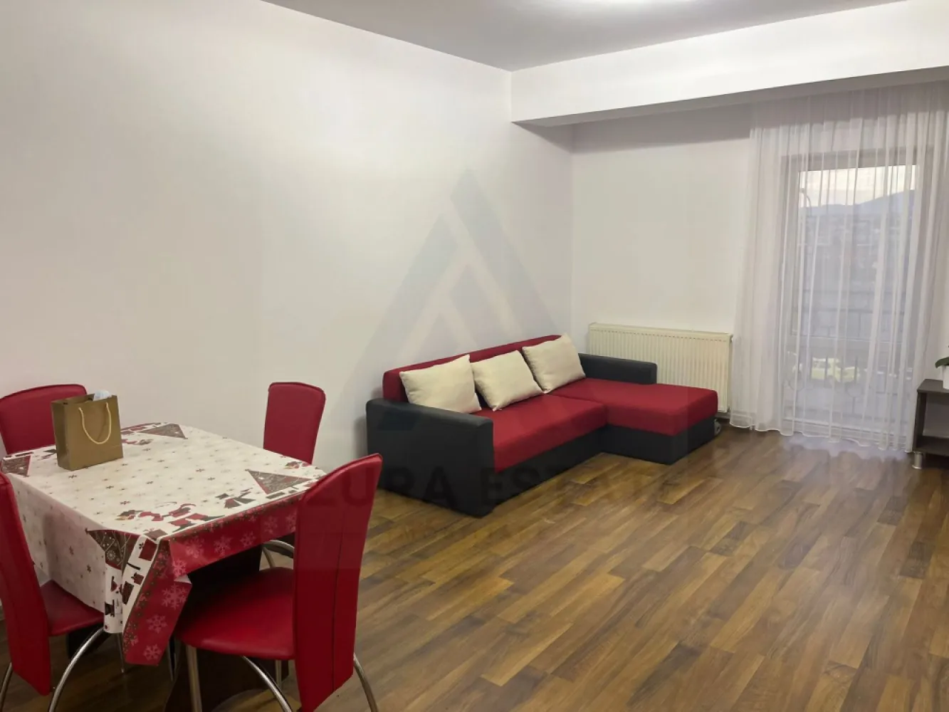 Apartament 2 camere 48 mp utili Etaj 2/6 lift zona Turnisor - 🏡Agentia imobiliara Azura Estate va propune spre inchiriere un apartament modern cu 2 camere, cu o suprafata utila de 48 mp, situat la etajul 2 din 6, intr-un imobil cu lift, in zona Turnisor. Zona Turnisor este o zona linistita si bine conectata, oferind acces rapid catre centrul orasului si principalele puncte de interes. • Apartament cu 2 camere • Suprafata utila 48 mp • Orientare sudica – lumina naturala pe tot parcursul zilei • Complet mobilat si utilat • Se inchiriaza exact ca in fotografii • Etaj 2 din 6 • Bloc dotat cu lift • Renovat complet in anul 2023 • Clasa energetica B • Loc de parcare privat • Acces securizat cu bariera • Proximitati si avantaje: • Acces facil catre oras • Transport public • Magazine si servicii in apropiere Pentru mai multe detalii si programarea unei vizionari, nu ezitati sa ne contactati!