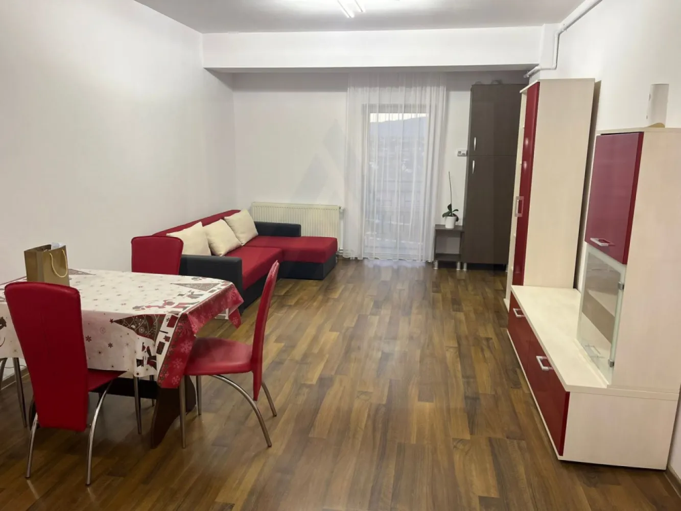 Apartament 2 camere 48 mp utili Etaj 2/6 lift zona Turnisor - 🏡Agentia imobiliara Azura Estate va propune spre inchiriere un apartament modern cu 2 camere, cu o suprafata utila de 48 mp, situat la etajul 2 din 6, intr-un imobil cu lift, in zona Turnisor. Zona Turnisor este o zona linistita si bine conectata, oferind acces rapid catre centrul orasului si principalele puncte de interes. • Apartament cu 2 camere • Suprafata utila 48 mp • Orientare sudica – lumina naturala pe tot parcursul zilei • Complet mobilat si utilat • Se inchiriaza exact ca in fotografii • Etaj 2 din 6 • Bloc dotat cu lift • Renovat complet in anul 2023 • Clasa energetica B • Loc de parcare privat • Acces securizat cu bariera • Proximitati si avantaje: • Acces facil catre oras • Transport public • Magazine si servicii in apropiere Pentru mai multe detalii si programarea unei vizionari, nu ezitati sa ne contactati!