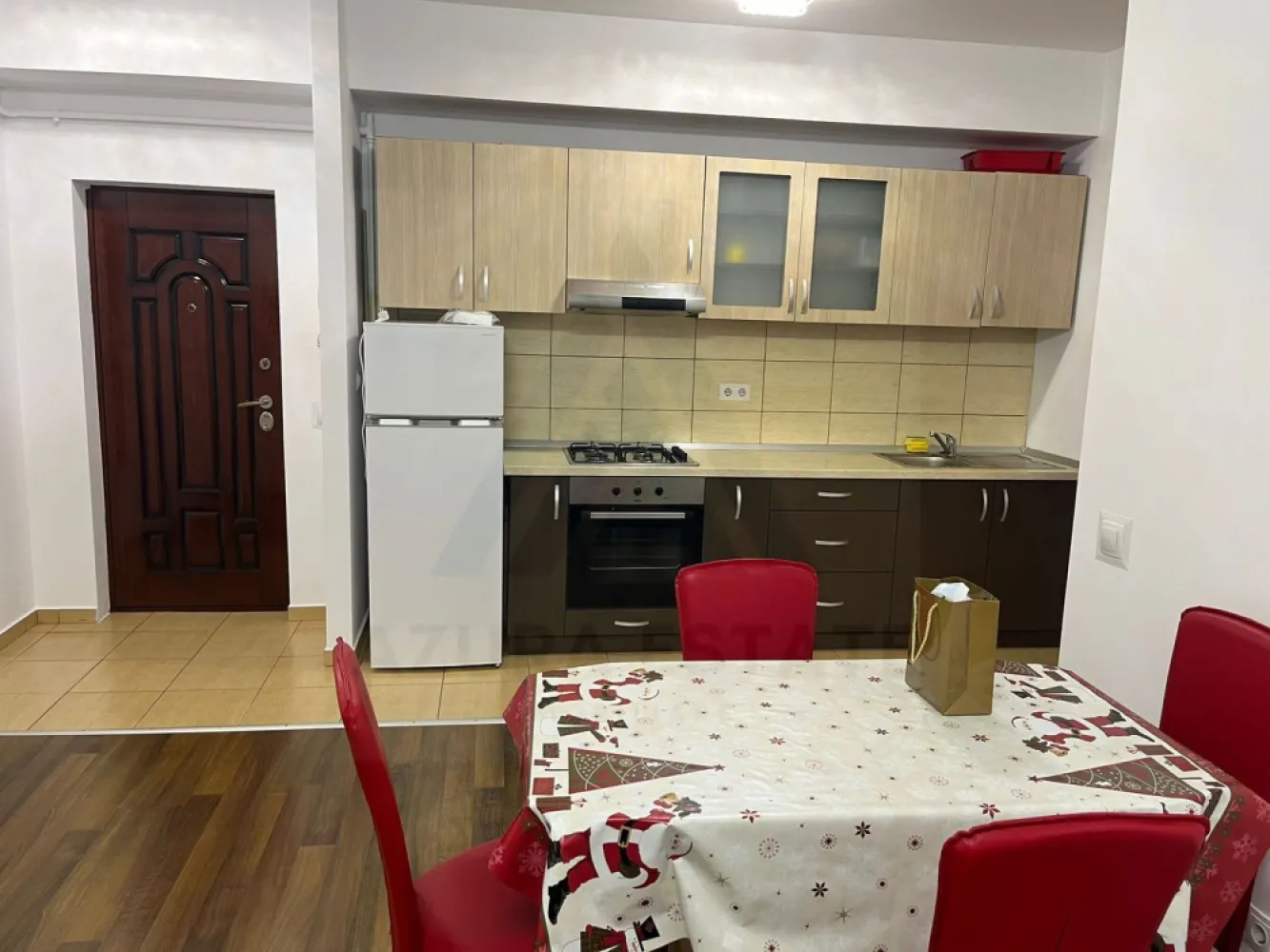Apartament 2 camere 48 mp utili Etaj 2/6 lift zona Turnisor - 🏡Agentia imobiliara Azura Estate va propune spre inchiriere un apartament modern cu 2 camere, cu o suprafata utila de 48 mp, situat la etajul 2 din 6, intr-un imobil cu lift, in zona Turnisor. Zona Turnisor este o zona linistita si bine conectata, oferind acces rapid catre centrul orasului si principalele puncte de interes. • Apartament cu 2 camere • Suprafata utila 48 mp • Orientare sudica – lumina naturala pe tot parcursul zilei • Complet mobilat si utilat • Se inchiriaza exact ca in fotografii • Etaj 2 din 6 • Bloc dotat cu lift • Renovat complet in anul 2023 • Clasa energetica B • Loc de parcare privat • Acces securizat cu bariera • Proximitati si avantaje: • Acces facil catre oras • Transport public • Magazine si servicii in apropiere Pentru mai multe detalii si programarea unei vizionari, nu ezitati sa ne contactati!