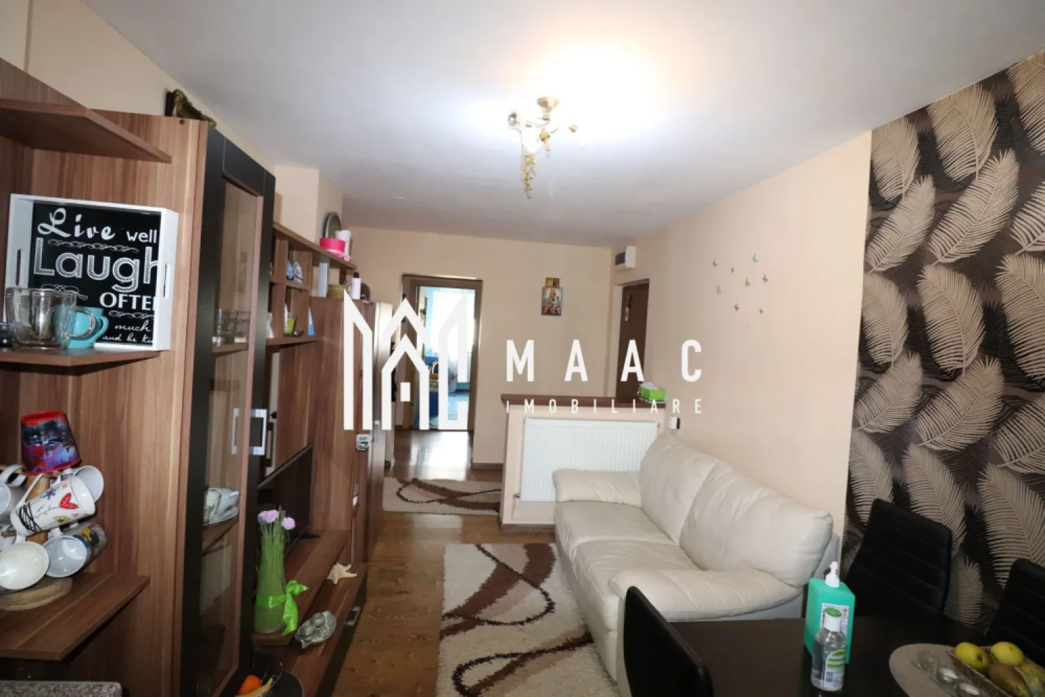 Apartament 4 camere | Decomandat | Balcon | Hipodrom IV - MAAC Imobiliare va propune spre vanzare un apartament cu 3 dormitoare + living, decomandat, in zona Hipodrom IV. Apartamentul dispune de o suprafata utila de 70 mp si este compartimentat astfel: 3 dormitoare, 1 living, bucatarie, baie cu geam, inca o incapere care se poate transforma in baie de serviciu, hol, balcon. Acesta este situat la etajul 4 din 4. Apartamentul mai dispune de centrala proprie, calorifere, gresie, faianta, termopane, usa metalica. Se vinde mobilat si utilat. Se accepta si credit ipotecar, prima casa. Pentru mai multe detalii, precizati telefonic ca ati vazut anuntul cu ID: CP2673435