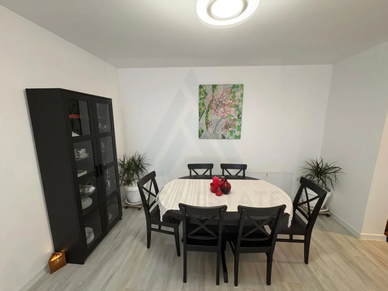 Apartament modern 3 camere 83 mp utili 2 băi parcare zona Șelimbăr - Agenția imobiliara Azura Estate va propune spre vânzare un apartament cu 3 camere, cu o suprafață utilă de 83 mp utili, compus din living, 2 dormitoare, bucătărie, 2 băi (una cu cadă și una cu duș) și balcon de 12,7 mp, situat la parter, în zona Șelimbăr din Sibiu. 📍 Zona Șelimbăr este recunoscută pentru dezvoltarea rezidențială modernă și accesul rapid către oraș. În apropiere se regăsesc magazine, școli, grădinițe, centre comerciale și mijloace de transport în comun. 🌳 Zona oferă acces facil către principalele artere și către zonele comerciale importante. 🏡 Caracteristici si compartimentare: Living spațios, cu acces direct către balcon Bucătărie Dormitor matrimonial Dormitor secundar potrivit pentru copil sau birou 2 băi, una dotata cu cada si una cu cabina de dus Balcon – 12,7 mp, acces din living Grădină amenajată – poziționată în fața balconului Parter – acces facil Loc de parcare – inclus ✨ Dotări și avantaje: 🔥 Încălzire în pardoseală 🏡 Spațiu generos și compartimentare practică 🌿 Zonă liniștită, ideală pentru locuit 💶 Prețul de vânzare este de 169.000 euro!