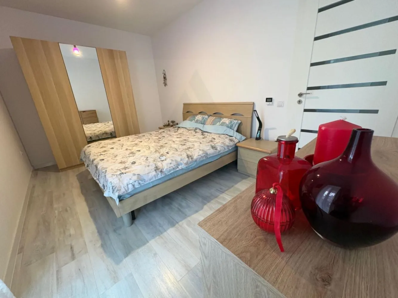 Apartament modern 3 camere 83 mp utili 2 băi parcare zona Șelimbăr - Agenția imobiliara Azura Estate va propune spre vânzare un apartament cu 3 camere, cu o suprafață utilă de 83 mp utili, compus din living, 2 dormitoare, bucătărie, 2 băi (una cu cadă și una cu duș) și balcon de 12,7 mp, situat la parter, în zona Șelimbăr din Sibiu. 📍 Zona Șelimbăr este recunoscută pentru dezvoltarea rezidențială modernă și accesul rapid către oraș. În apropiere se regăsesc magazine, școli, grădinițe, centre comerciale și mijloace de transport în comun. 🌳 Zona oferă acces facil către principalele artere și către zonele comerciale importante. 🏡 Caracteristici si compartimentare: Living spațios, cu acces direct către balcon Bucătărie Dormitor matrimonial Dormitor secundar potrivit pentru copil sau birou 2 băi, una dotata cu cada si una cu cabina de dus Balcon – 12,7 mp, acces din living Grădină amenajată – poziționată în fața balconului Parter – acces facil Loc de parcare – inclus ✨ Dotări și avantaje: 🔥 Încălzire în pardoseală 🏡 Spațiu generos și compartimentare practică 🌿 Zonă liniștită, ideală pentru locuit 💶 Prețul de vânzare este de 169.000 euro!