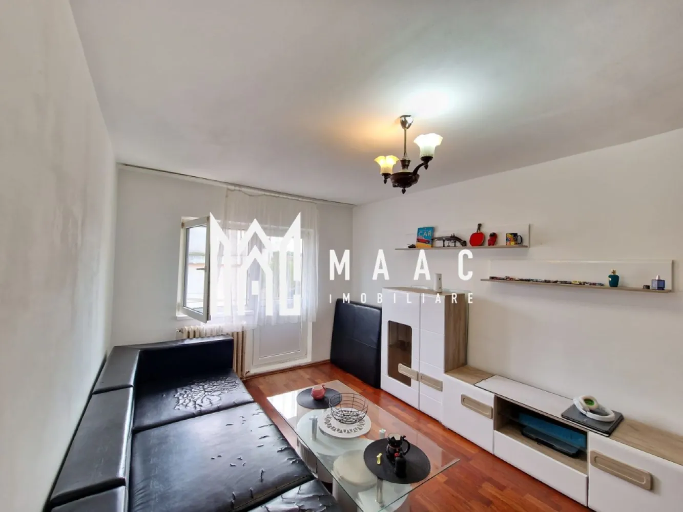 Apartament 4 Camere | 2 Bai | 2 Balcoane | 2 Bucatarii - MAAC Imobiliare vă propune spre vânzare un apartament cu 4 camere situat în cartierul Valea Aurie, amplasat în imediata apropiere a Pădurii Dumbrava și a zonei Grădinii Zoologice, o locație apreciată pentru liniște și accesul direct la natură.

Proprietatea are o suprafață utilă de 77 mp și este compartimentată decomandat, fiind împărțită în 2 apartamente mai mici, fiecare cu intrare separată, oferind posibilitatea utilizării independente sau a închirierii separate.

Primul apartament:
-2 camere
-bucătărie
-baie
-hol
-2 balcoane
-compartimentare decomandată

Al doilea apartament:
-1 dormitor
-bucătărie cu loc de luat masa
-hol
-baie
-necesită renovare

Dotări și finisaje:
-se predă complet mobilat și utilat conform fotografiilor
-necesită renovare, însă starea generală este bună
-pardoseli din parchet și gresie
-geamuri termopan pentru izolație termică și fonică

Amplasarea în cartierul Valea Aurie oferă acces facil către magazine, școli, grădinițe și mijloace de transport, precum și proximitate imediată față de Pădurea Dumbrava, ceea ce reprezintă un avantaj pentru locuire sau investiție.

Pentru mai multe detalii și programarea unei vizionări, vă rugăm să menționați numărul CP2672800 la telefon.