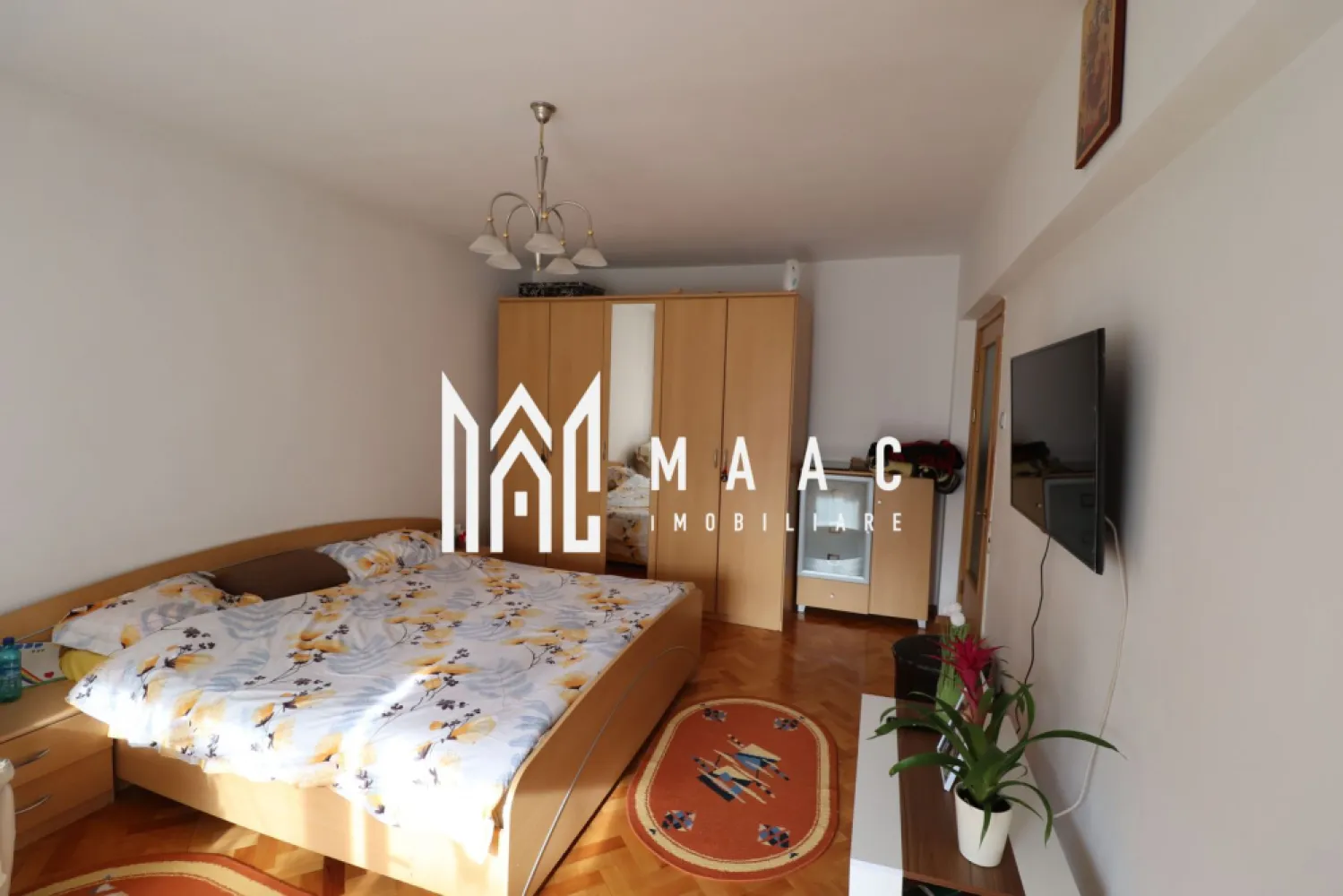 Apartament 4 camere | Decomandat | Balcon | Hipodrom IV - MAAC Imobiliare va propune spre vanzare un apartament cu 3 dormitoare + living, decomandat, in zona Hipodrom IV. Apartamentul dispune de o suprafata utila de 70 mp si este compartimentat astfel: 3 dormitoare, 1 living, bucatarie, baie cu geam, inca o incapere care se poate transforma in baie de serviciu, hol, balcon. Acesta este situat la etajul 4 din 4. Apartamentul mai dispune de centrala proprie, calorifere, gresie, faianta, termopane, usa metalica. Se vinde mobilat si utilat. Se accepta si credit ipotecar, prima casa. Pentru mai multe detalii, precizati telefonic ca ati vazut anuntul cu ID: CP2673435