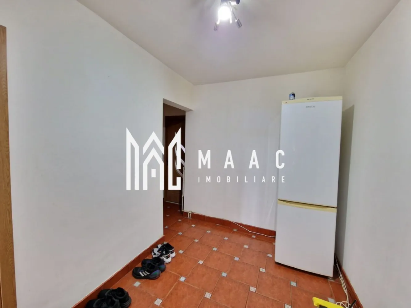 Apartament 4 Camere | 2 Bai | 2 Balcoane | 2 Bucatarii - MAAC Imobiliare vă propune spre vânzare un apartament cu 4 camere situat în cartierul Valea Aurie, amplasat în imediata apropiere a Pădurii Dumbrava și a zonei Grădinii Zoologice, o locație apreciată pentru liniște și accesul direct la natură.

Proprietatea are o suprafață utilă de 77 mp și este compartimentată decomandat, fiind împărțită în 2 apartamente mai mici, fiecare cu intrare separată, oferind posibilitatea utilizării independente sau a închirierii separate.

Primul apartament:
-2 camere
-bucătărie
-baie
-hol
-2 balcoane
-compartimentare decomandată

Al doilea apartament:
-1 dormitor
-bucătărie cu loc de luat masa
-hol
-baie
-necesită renovare

Dotări și finisaje:
-se predă complet mobilat și utilat conform fotografiilor
-necesită renovare, însă starea generală este bună
-pardoseli din parchet și gresie
-geamuri termopan pentru izolație termică și fonică

Amplasarea în cartierul Valea Aurie oferă acces facil către magazine, școli, grădinițe și mijloace de transport, precum și proximitate imediată față de Pădurea Dumbrava, ceea ce reprezintă un avantaj pentru locuire sau investiție.

Pentru mai multe detalii și programarea unei vizionări, vă rugăm să menționați numărul CP2672800 la telefon.