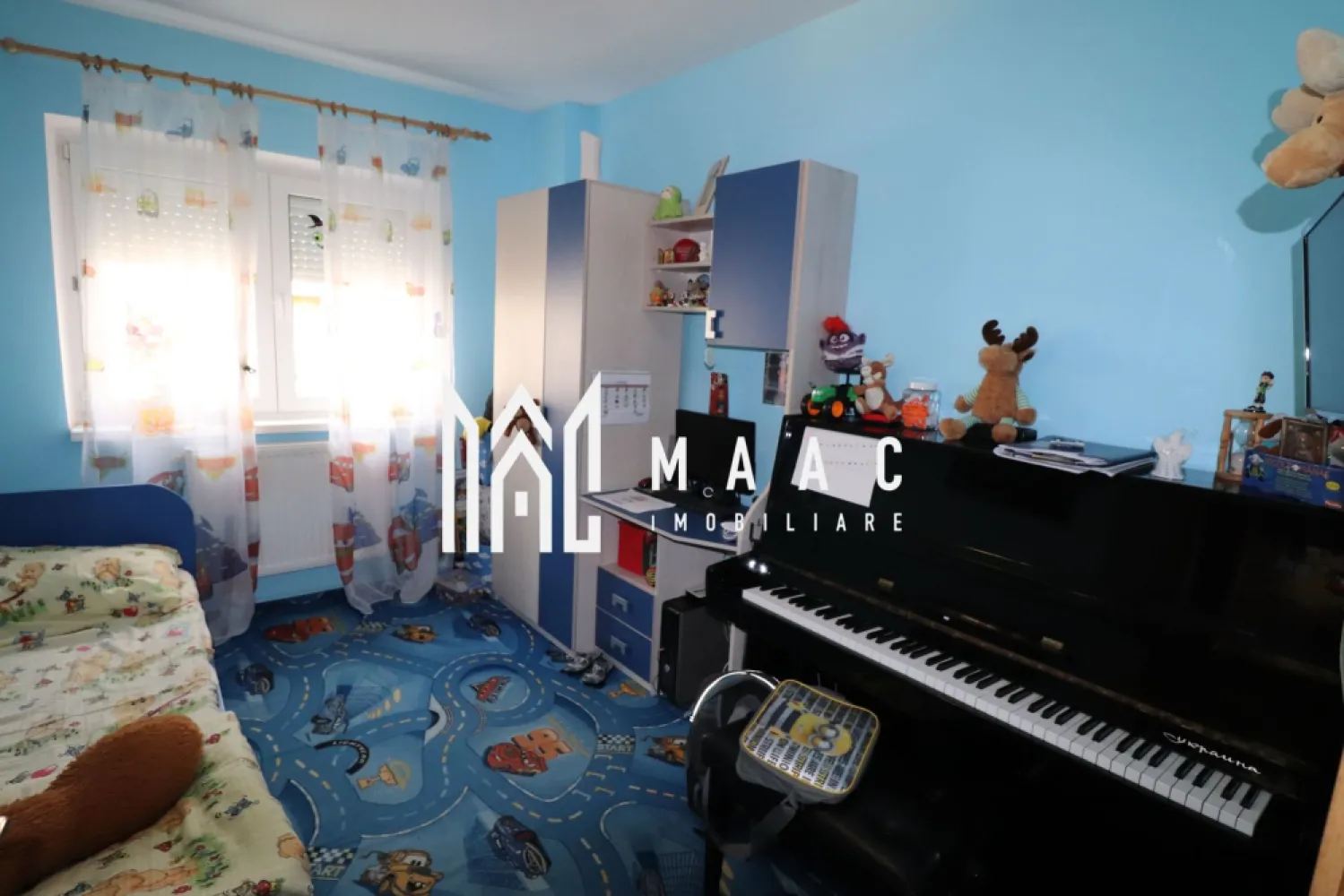 Apartament 4 camere | Decomandat | Balcon | Hipodrom IV - MAAC Imobiliare va propune spre vanzare un apartament cu 3 dormitoare + living, decomandat, in zona Hipodrom IV. Apartamentul dispune de o suprafata utila de 70 mp si este compartimentat astfel: 3 dormitoare, 1 living, bucatarie, baie cu geam, inca o incapere care se poate transforma in baie de serviciu, hol, balcon. Acesta este situat la etajul 4 din 4. Apartamentul mai dispune de centrala proprie, calorifere, gresie, faianta, termopane, usa metalica. Se vinde mobilat si utilat. Se accepta si credit ipotecar, prima casa. Pentru mai multe detalii, precizati telefonic ca ati vazut anuntul cu ID: CP2673435