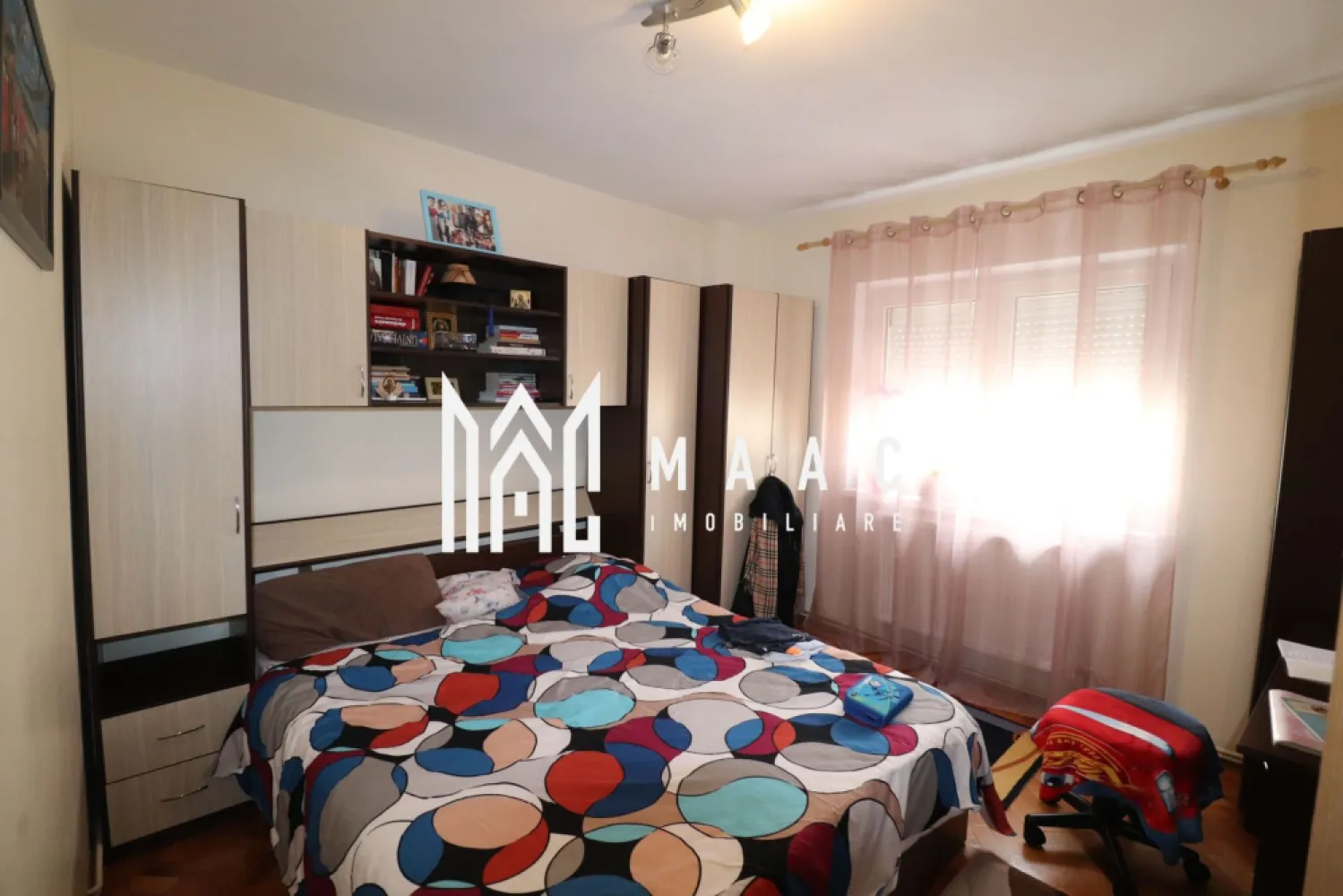 Apartament 4 camere | Decomandat | Balcon | Hipodrom IV - MAAC Imobiliare va propune spre vanzare un apartament cu 3 dormitoare + living, decomandat, in zona Hipodrom IV. Apartamentul dispune de o suprafata utila de 70 mp si este compartimentat astfel: 3 dormitoare, 1 living, bucatarie, baie cu geam, inca o incapere care se poate transforma in baie de serviciu, hol, balcon. Acesta este situat la etajul 4 din 4. Apartamentul mai dispune de centrala proprie, calorifere, gresie, faianta, termopane, usa metalica. Se vinde mobilat si utilat. Se accepta si credit ipotecar, prima casa. Pentru mai multe detalii, precizati telefonic ca ati vazut anuntul cu ID: CP2673435
