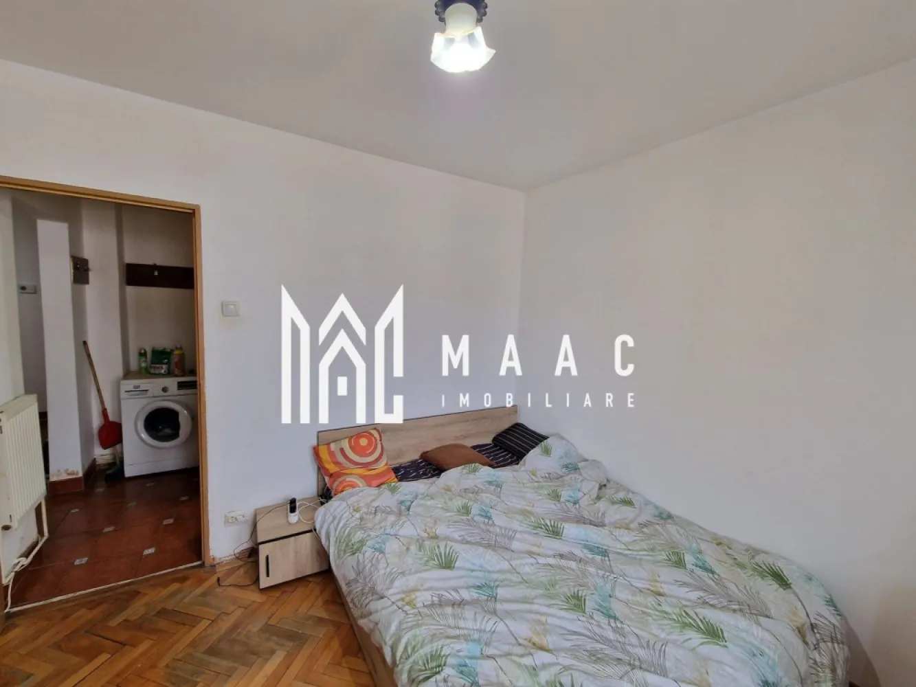 Apartament 4 Camere | 2 Bai | 2 Balcoane | 2 Bucatarii - MAAC Imobiliare vă propune spre vânzare un apartament cu 4 camere situat în cartierul Valea Aurie, amplasat în imediata apropiere a Pădurii Dumbrava și a zonei Grădinii Zoologice, o locație apreciată pentru liniște și accesul direct la natură.

Proprietatea are o suprafață utilă de 77 mp și este compartimentată decomandat, fiind împărțită în 2 apartamente mai mici, fiecare cu intrare separată, oferind posibilitatea utilizării independente sau a închirierii separate.

Primul apartament:
-2 camere
-bucătărie
-baie
-hol
-2 balcoane
-compartimentare decomandată

Al doilea apartament:
-1 dormitor
-bucătărie cu loc de luat masa
-hol
-baie
-necesită renovare

Dotări și finisaje:
-se predă complet mobilat și utilat conform fotografiilor
-necesită renovare, însă starea generală este bună
-pardoseli din parchet și gresie
-geamuri termopan pentru izolație termică și fonică

Amplasarea în cartierul Valea Aurie oferă acces facil către magazine, școli, grădinițe și mijloace de transport, precum și proximitate imediată față de Pădurea Dumbrava, ceea ce reprezintă un avantaj pentru locuire sau investiție.

Pentru mai multe detalii și programarea unei vizionări, vă rugăm să menționați numărul CP2672800 la telefon.