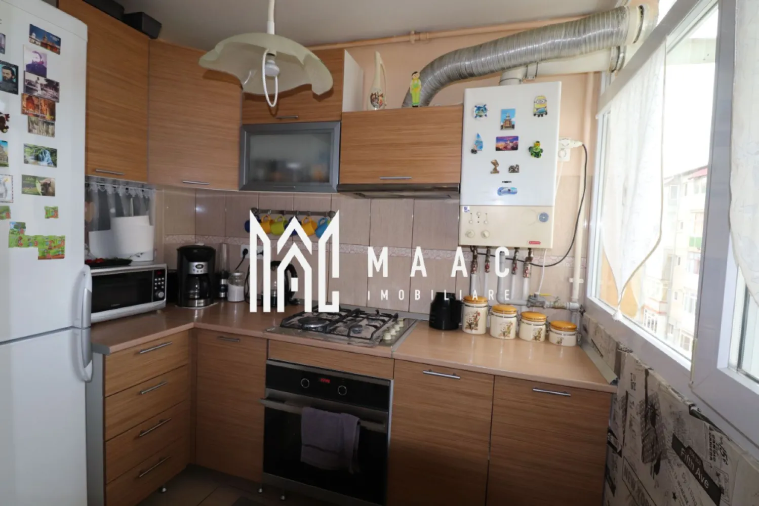 Apartament 4 camere | Decomandat | Balcon | Hipodrom IV - MAAC Imobiliare va propune spre vanzare un apartament cu 3 dormitoare + living, decomandat, in zona Hipodrom IV. Apartamentul dispune de o suprafata utila de 70 mp si este compartimentat astfel: 3 dormitoare, 1 living, bucatarie, baie cu geam, inca o incapere care se poate transforma in baie de serviciu, hol, balcon. Acesta este situat la etajul 4 din 4. Apartamentul mai dispune de centrala proprie, calorifere, gresie, faianta, termopane, usa metalica. Se vinde mobilat si utilat. Se accepta si credit ipotecar, prima casa. Pentru mai multe detalii, precizati telefonic ca ati vazut anuntul cu ID: CP2673435