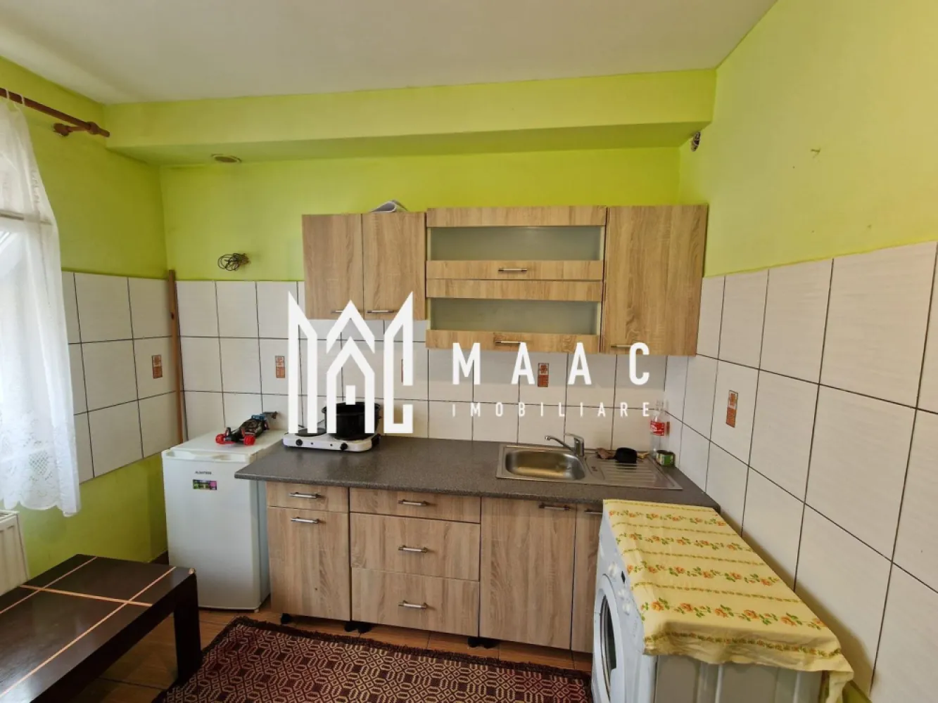 Apartament 4 Camere | 2 Bai | 2 Balcoane | 2 Bucatarii - MAAC Imobiliare vă propune spre vânzare un apartament cu 4 camere situat în cartierul Valea Aurie, amplasat în imediata apropiere a Pădurii Dumbrava și a zonei Grădinii Zoologice, o locație apreciată pentru liniște și accesul direct la natură.

Proprietatea are o suprafață utilă de 77 mp și este compartimentată decomandat, fiind împărțită în 2 apartamente mai mici, fiecare cu intrare separată, oferind posibilitatea utilizării independente sau a închirierii separate.

Primul apartament:
-2 camere
-bucătărie
-baie
-hol
-2 balcoane
-compartimentare decomandată

Al doilea apartament:
-1 dormitor
-bucătărie cu loc de luat masa
-hol
-baie
-necesită renovare

Dotări și finisaje:
-se predă complet mobilat și utilat conform fotografiilor
-necesită renovare, însă starea generală este bună
-pardoseli din parchet și gresie
-geamuri termopan pentru izolație termică și fonică

Amplasarea în cartierul Valea Aurie oferă acces facil către magazine, școli, grădinițe și mijloace de transport, precum și proximitate imediată față de Pădurea Dumbrava, ceea ce reprezintă un avantaj pentru locuire sau investiție.

Pentru mai multe detalii și programarea unei vizionări, vă rugăm să menționați numărul CP2672800 la telefon.