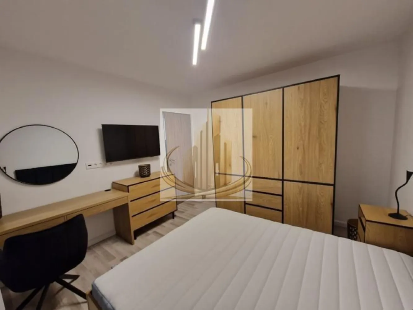 Grand Mobilis Imobiliare Ap 2 camere lux - 🏡 Grand Mobilis Imobiliare va propune spre închiriere, apartament de lux 2 camere | Decomandat | Prima închiriere | Etaj 2 

Preț: 500 €/lună
Disponibilitate: imediată

⸻

📍 Detalii apartament:

* 2 camere decomandate
* Etaj 2
* Prima închiriere (totul nou)
* Complet mobilat și utilat
* Foarte luminos, spațiu bine organizat

⸻

🛋️ Dotări:

* Aer condiționat (în ambele camere)
* Mașină de spălat rufe + uscător
* Mașină de spălat vase
* Bucătărie complet utilată
* 2 balcoane:
 * unul închis
 * unul deschis (cu măsuță și scaune)

⸻

🔥 Confort:

* Racordat la CET
* Contorizare individuală
* Costuri eficiente, confort termic bun

⸻

👤 Ideal pentru:

* 1 persoană sau cuplu
* Nefumători
* Persoane serioase

⸻

📞 Contact pentru detalii și vizionare