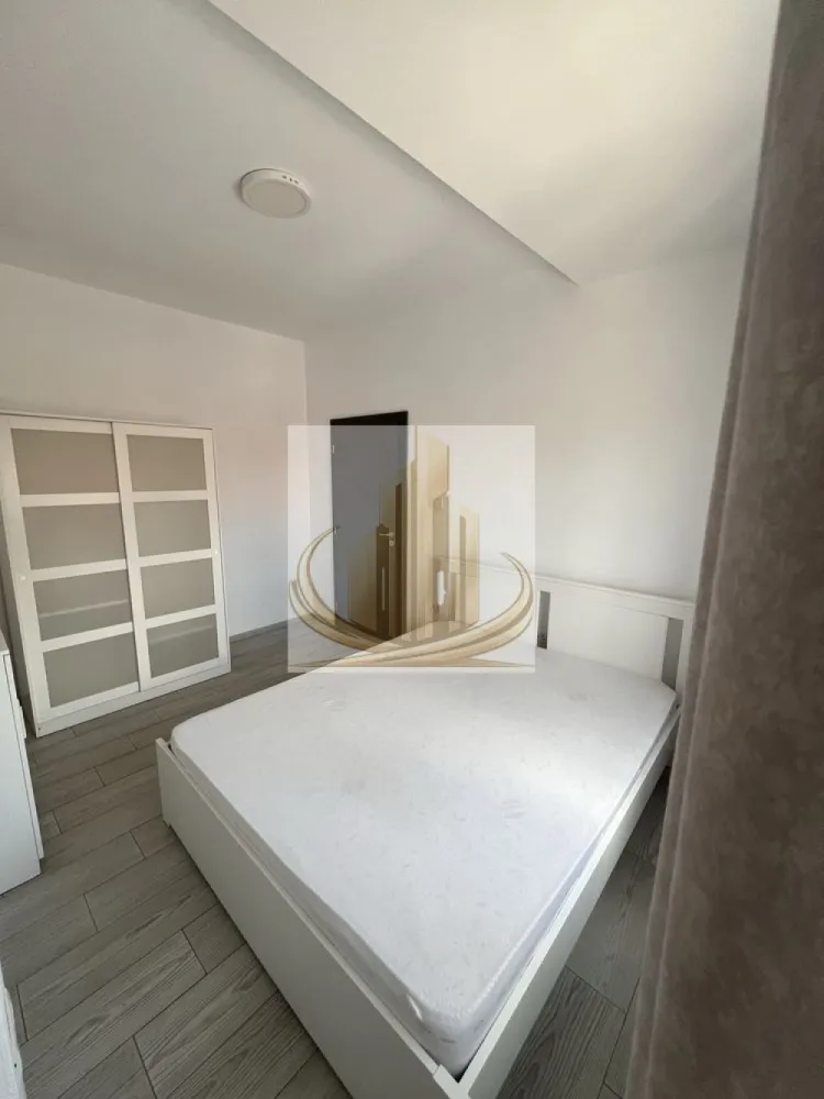Grand Mobilis Imobiliare -Ap 2 camere de închiriat Giroc - 🌿 Apartament superb 2 camere | Giroc | Bloc nou | Etaj 1 | Liniște & confort

💰 Preț: 365 €/lună + garanție
📍 Zonă: Giroc – locație liniștită, ideală pentru relaxare
🕒 Disponibilitate: imediat 

Descoperă confortul unui apartament modern cu 2 camere, situat la etajul 1 într-un bloc nou din Giroc. Proprietatea se află într-o zonă calmă și aerisită, perfectă pentru cei care își doresc liniște, dar și acces rapid către oraș.

Stația de autobuz este la doar 3 minute de mers pe jos, oferind conexiuni rapide către punctele de interes.

⸻

✨ Dotări & beneficii:

* Centrală proprie – control total asupra confortului termic 🔥
* Complet mobilat și utilat
* Televizor
* Mașină de spălat rufe
* Frigider
* Aragaz
* Spațiu bine compartimentat, luminos și primitor

⸻

🌟 Avantaje:

* Bloc nou
* Etaj 1 – acces facil
* Zonă liniștită, fără trafic intens
* Ideal pentru o persoană sau un cuplu

⸻

📞 Sună acum pentru mai multe detalii sau pentru a programa o vizionare!
ID intern CP3064166