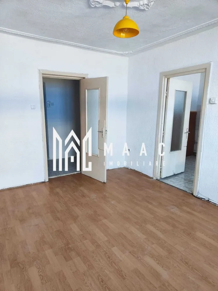 Apartament 1 Camera I Decomandat I Parter I zona Turnisor - Se oferă spre vânzare o garsonieră practică, bine compartimentată, situată la parterul inalt al unui imobil amplasat într-o zonă apreciată pentru accesul rapid către principalele puncte de interes ale orașului.

Cu o suprafață utilă de 32 mp, locuința beneficiază de o compartimentare decomandată, oferind funcționalitate și confort atât pentru locuire proprie, cât și pentru investiție.

Compartimentare:
Hol de acces
Bucătărie separată
Baie
Cameră spațioasă

Avantaje și dotări:
Compartimentare decomandată
Izolație termică exterioară – confort sporit și eficiență energetică
Costuri reduse de întreținere
Parter – acces facil
Potrivită pentru locuit sau închiriere

Localizare:

Situată in zona de Turnisorpe in Proximitatea magazinului Lidl
Acces rapid către magazine, stații de autobuz și facilități zilnice
Zonă bine conectată, apreciată pentru poziționare și accesibilitate

O proprietate practică și accesibilă, ideală pentru cei care caută o locuință eficientă sau o investiție sigură într-o zonă bine cotată.

PEntru informati si vizionari: CP3064124