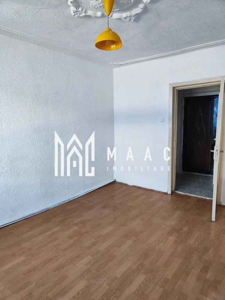Apartament 1 Camera I Decomandat I Parter I zona Turnisor - Se oferă spre vânzare o garsonieră practică, bine compartimentată, situată la parterul inalt al unui imobil amplasat într-o zonă apreciată pentru accesul rapid către principalele puncte de interes ale orașului.

Cu o suprafață utilă de 32 mp, locuința beneficiază de o compartimentare decomandată, oferind funcționalitate și confort atât pentru locuire proprie, cât și pentru investiție.

Compartimentare:
Hol de acces
Bucătărie separată
Baie
Cameră spațioasă

Avantaje și dotări:
Compartimentare decomandată
Izolație termică exterioară – confort sporit și eficiență energetică
Costuri reduse de întreținere
Parter – acces facil
Potrivită pentru locuit sau închiriere

Localizare:

Situată in zona de Turnisorpe in Proximitatea magazinului Lidl
Acces rapid către magazine, stații de autobuz și facilități zilnice
Zonă bine conectată, apreciată pentru poziționare și accesibilitate

O proprietate practică și accesibilă, ideală pentru cei care caută o locuință eficientă sau o investiție sigură într-o zonă bine cotată.

PEntru informati si vizionari: CP3064124