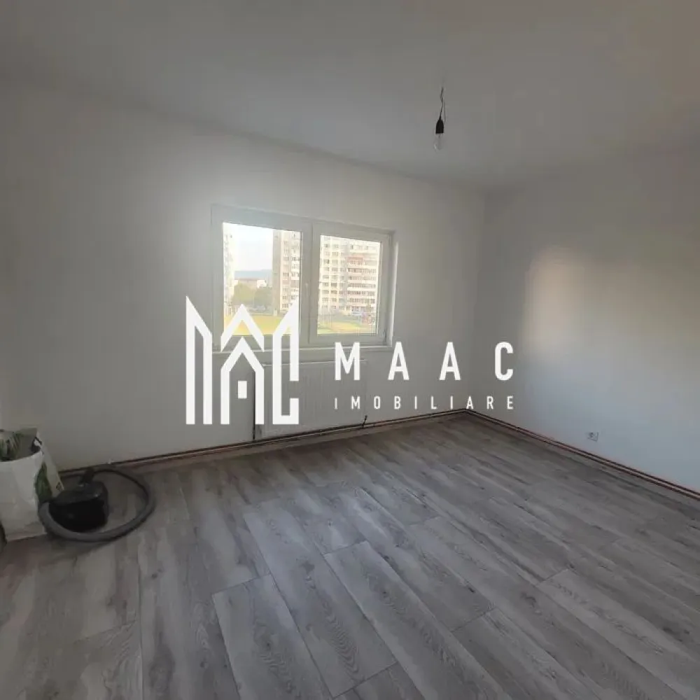 Apartament 2 camere | Etaj 2 | Balcon | Renovat | Ciresica - MAAC Imobiliare va prezinta un apartament 2 camere situat la etajul 2 in zona Ciresica. Caracteristici: Suprafață utilă: 54 mp Etaj: 2/4 Apartament renovat complet, inclusiv instalațiile electrice și sanitare Centrală termică proprie cu calorifere Compartimentare și dotări: Bucătărie mobilată și utilată complet (plită electrică, hotă, mașină de spălat vase, cuptor cu microunde – toate noi), baie cu calorifer tip scăriță, duș tip ciupercă, oglindă cu dezaburire, afișaj oră și temperatură, senzor de lumină, living, dormitor, hol spațios, balcon închis, pivniță. Finisaje: Parchet nou de 10 mm Calorifere noi Instalație electrică modernizată Avantaje: Apartament complet renovat, fără necesitatea unor investiții suplimentare Etaj intermediar (2/4) Spații de depozitare (pivniță și balcon închis) Stare de vânzare: Apartamentul se vinde mobilat și utilat. Pentru mai multe detalii precizati telefonic ca ati vazut anuntul cu ID: CP2671634