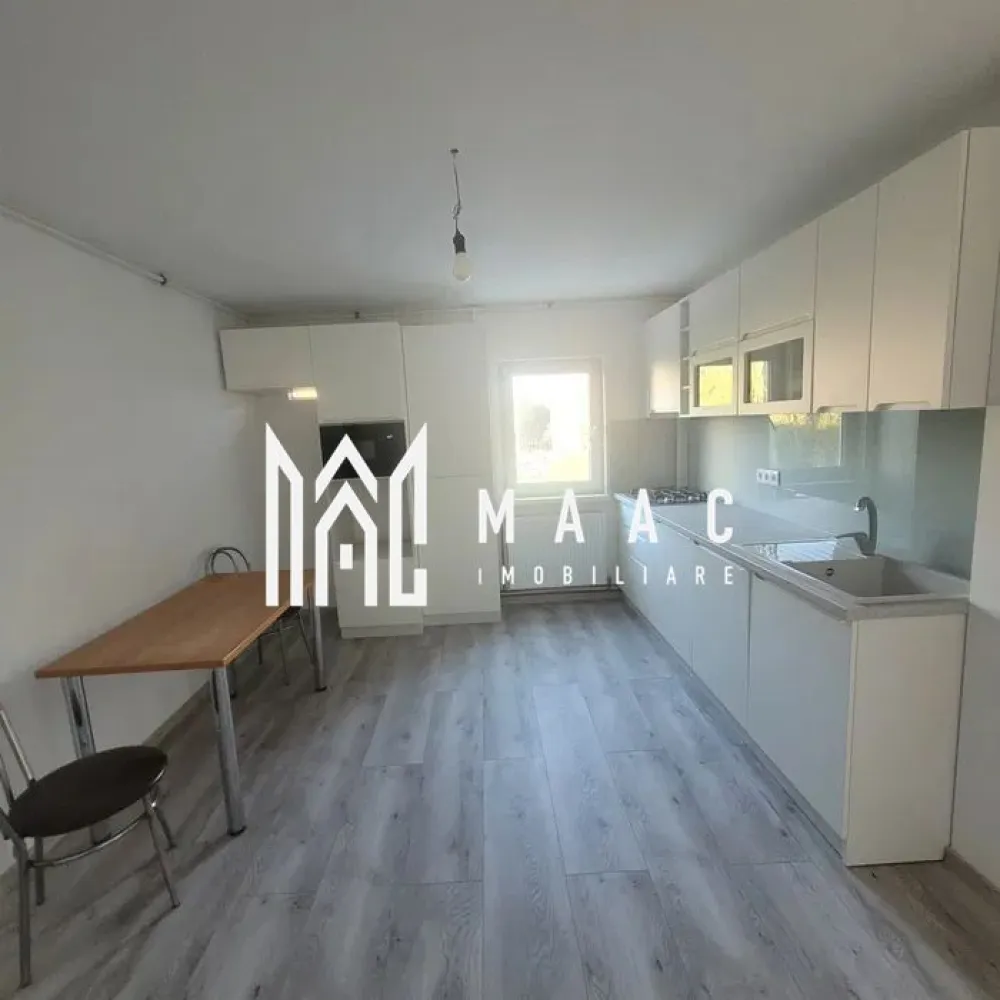 Apartament 2 camere | Etaj 2 | Balcon | Renovat | Ciresica - MAAC Imobiliare va prezinta un apartament 2 camere situat la etajul 2 in zona Ciresica. Caracteristici: Suprafață utilă: 54 mp Etaj: 2/4 Apartament renovat complet, inclusiv instalațiile electrice și sanitare Centrală termică proprie cu calorifere Compartimentare și dotări: Bucătărie mobilată și utilată complet (plită electrică, hotă, mașină de spălat vase, cuptor cu microunde – toate noi), baie cu calorifer tip scăriță, duș tip ciupercă, oglindă cu dezaburire, afișaj oră și temperatură, senzor de lumină, living, dormitor, hol spațios, balcon închis, pivniță. Finisaje: Parchet nou de 10 mm Calorifere noi Instalație electrică modernizată Avantaje: Apartament complet renovat, fără necesitatea unor investiții suplimentare Etaj intermediar (2/4) Spații de depozitare (pivniță și balcon închis) Stare de vânzare: Apartamentul se vinde mobilat și utilat. Pentru mai multe detalii precizati telefonic ca ati vazut anuntul cu ID: CP2671634