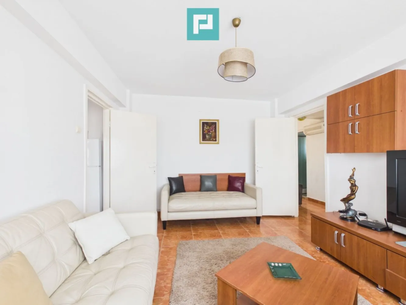 Apartament boem și spațios 90mp - Blv. Revoluției - Apartament boem, spațios și luminos, de închiriat cu un farmec aparte, 3 camere - 90 mp, pe Bulevardul Revoluției! Descoperă un spațiu care îmbină eleganța clasică cu confortul modern, situat într-una dintre cele mai emblematice zone ale orașului. Acest apartament de 90 mp impresionează prin volum, lumină naturală și o atmosferă caldă, cu accente boeme. Compartimentare & dotări: 3 camere spațioase, cu personalitate și stil Bucătărie generoasă, perfectă pentru momente relaxate sau cine în companie plăcută Baie dotată cu duș și bideu Balcon amplu, cu vedere panoramică ce oferă un tablou urban spectaculos Centrală proprie – confort și independență Complet mobilat și utilat, cu atenție la detalii și estetică Interiorul este gândit pentru a oferi o experiență de locuire aparte — un echilibru între funcționalitate și rafinament, ideal pentru cei care apreciază spațiile cu suflet. Poziționarea pe Bulevardul Revoluției îți oferă acces imediat la cafenele, restaurante, zone culturale și tot ce înseamnă viață urbană vibrantă. Ideal pentru persoane care caută mai mult decât un simplu apartament — un loc care inspiră. Programează o vizionare și lasă-te cucerit de farmecul acestui spațiu! Pentru mai multe detalii și stabilirea unei vizionări asistate, contactează-mă! Jeanina Câmpan - consultant imobiliar Propertylab Telefon: 0760672985 Email: jeanina.campan@propertylab.ro Apartament boem și spațios 90mp - Blv. Revoluției CP3056113