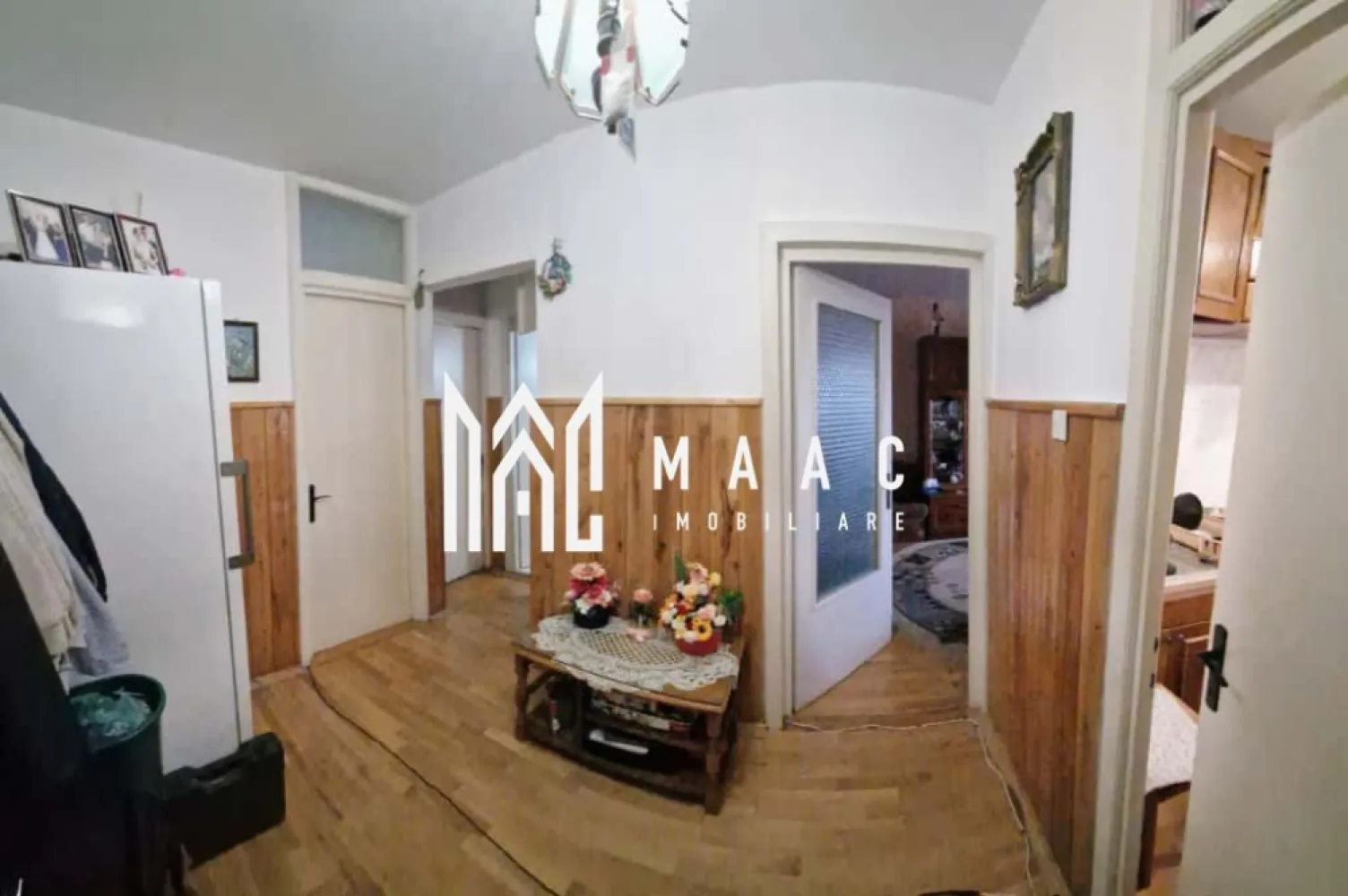 Apartament 3 Camere I Decomandat I Vasile Aaron - MAAC Imobiliare vă propune spre vânzare un apartament decomandat, situat în zona Vasile Aaron, la etajul 4 din 4, într-un bloc cu acoperiș reconstruit în 2024, potrivit pentru locuire proprie sau investiție.

Locuința are o suprafață utilă de 58 mp și beneficiază de o compartimentare practică, oferind spațiu bine organizat și funcțional.

Caracteristici:
-suprafață utilă: 58 mp
-3 camere
-bucătărie separată
-baie
-2 balcoane de câte 3 mp fiecare
-pivniță de 6 mp
-etaj 4 din 4
-centrală termică proprie și calorifere
-geamuri termopan
-izolație exterioară
-se vinde parțial mobilat

Apartamentul este locuibil imediat, oferind totodată posibilitatea de renovare și modernizare după preferințe. Acoperișul nou, refăcut în 2024, reprezintă un avantaj important pentru confort și siguranță.

Zona Vasile Aaron asigură acces facil la magazine, școli și transport public, fiind o locație bine conectată la infrastructura orașului.

Pentru informații sau vizionări vă rugăm să menționați la telefon numărul CP2671163.