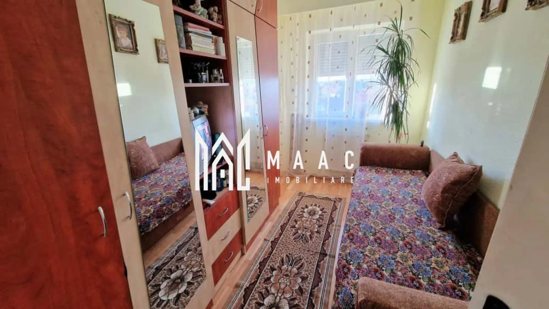 Apartament 3 Camere I Decomandat I Vasile Aaron - MAAC Imobiliare vă propune spre vânzare un apartament decomandat, situat în zona Vasile Aaron, la etajul 4 din 4, într-un bloc cu acoperiș reconstruit în 2024, potrivit pentru locuire proprie sau investiție.

Locuința are o suprafață utilă de 58 mp și beneficiază de o compartimentare practică, oferind spațiu bine organizat și funcțional.

Caracteristici:
-suprafață utilă: 58 mp
-3 camere
-bucătărie separată
-baie
-2 balcoane de câte 3 mp fiecare
-pivniță de 6 mp
-etaj 4 din 4
-centrală termică proprie și calorifere
-geamuri termopan
-izolație exterioară
-se vinde parțial mobilat

Apartamentul este locuibil imediat, oferind totodată posibilitatea de renovare și modernizare după preferințe. Acoperișul nou, refăcut în 2024, reprezintă un avantaj important pentru confort și siguranță.

Zona Vasile Aaron asigură acces facil la magazine, școli și transport public, fiind o locație bine conectată la infrastructura orașului.

Pentru informații sau vizionări vă rugăm să menționați la telefon numărul CP2671163.