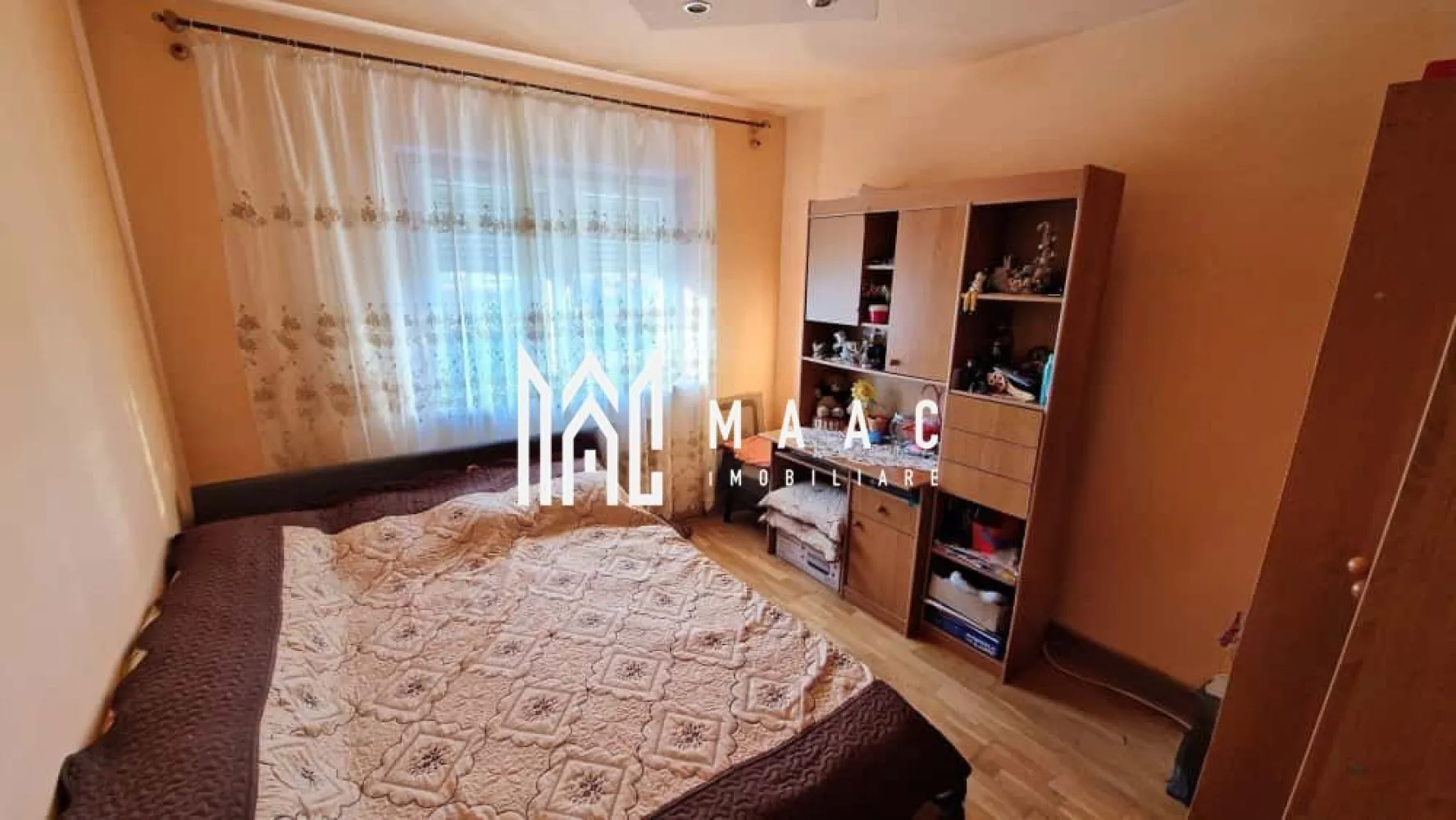 Apartament 3 Camere I Decomandat I Vasile Aaron - MAAC Imobiliare vă propune spre vânzare un apartament decomandat, situat în zona Vasile Aaron, la etajul 4 din 4, într-un bloc cu acoperiș reconstruit în 2024, potrivit pentru locuire proprie sau investiție.

Locuința are o suprafață utilă de 58 mp și beneficiază de o compartimentare practică, oferind spațiu bine organizat și funcțional.

Caracteristici:
-suprafață utilă: 58 mp
-3 camere
-bucătărie separată
-baie
-2 balcoane de câte 3 mp fiecare
-pivniță de 6 mp
-etaj 4 din 4
-centrală termică proprie și calorifere
-geamuri termopan
-izolație exterioară
-se vinde parțial mobilat

Apartamentul este locuibil imediat, oferind totodată posibilitatea de renovare și modernizare după preferințe. Acoperișul nou, refăcut în 2024, reprezintă un avantaj important pentru confort și siguranță.

Zona Vasile Aaron asigură acces facil la magazine, școli și transport public, fiind o locație bine conectată la infrastructura orașului.

Pentru informații sau vizionări vă rugăm să menționați la telefon numărul CP2671163.