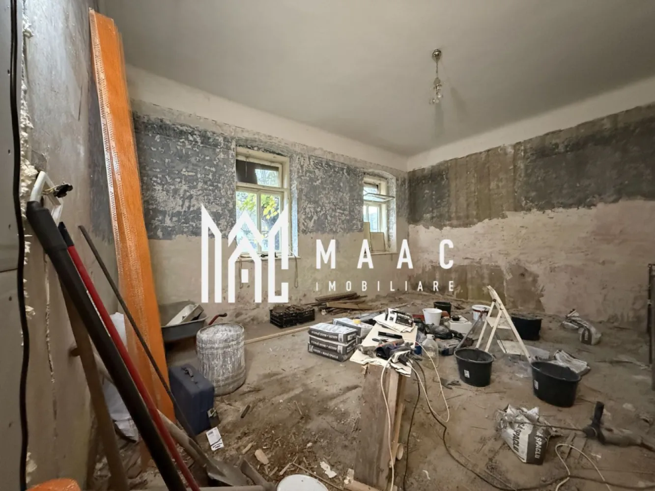 Apartament 3 camere | Parter | 60 MPU | Predare la cheie - MAAC Imobiliare vă propune spre vânzare un apartament cu 3 camere, situat într-o curte comună, în zona Centrală a Sibiului.

Caracteristici si compartimentare:
Suprafață utilă: 60 mp

Compartimentare:
Hol de acces 
Bucătărie open space cu living spațios
Baie cu acces din living
Două dormitoare separate, poziționate inteligent pentru intimitate, conectate printr-un hol
Deasupra apartamentului se află pod, ideal pentru depozitare
Pivniță generoasă de aproximativ 20 mp, cu potențial de amenajare ca spațiu de relaxare sau hobby (ex. zonă de petrecere cu prietenii)

Detalii despre predare și finisaje:
Apartamentul se poate preda în două variante, în funcție de nevoile clientului:
La stadiul de alb la pretul afisat – cu geamuri termopan incluse, pregătit pentru personalizare după gustul noului proprietar
La cheie – complet finisat, contra cost, în funcție de preferințele cumpărătorului
Posibilitate de amenajare flexibilă, în funcție de stilul dorit

Avantaje și beneficii:
Locație centrală, cu acces facil către zone comerciale, transport public și instituții de interes
Curte comună curată și îngrijită, cu doar câțiva vecini
Pivniță spațioasă – ideală pentru depozitare 

Pentru mai multe detalii precizati telefonic ca ati vazut anuntul cu ID: CP2786462