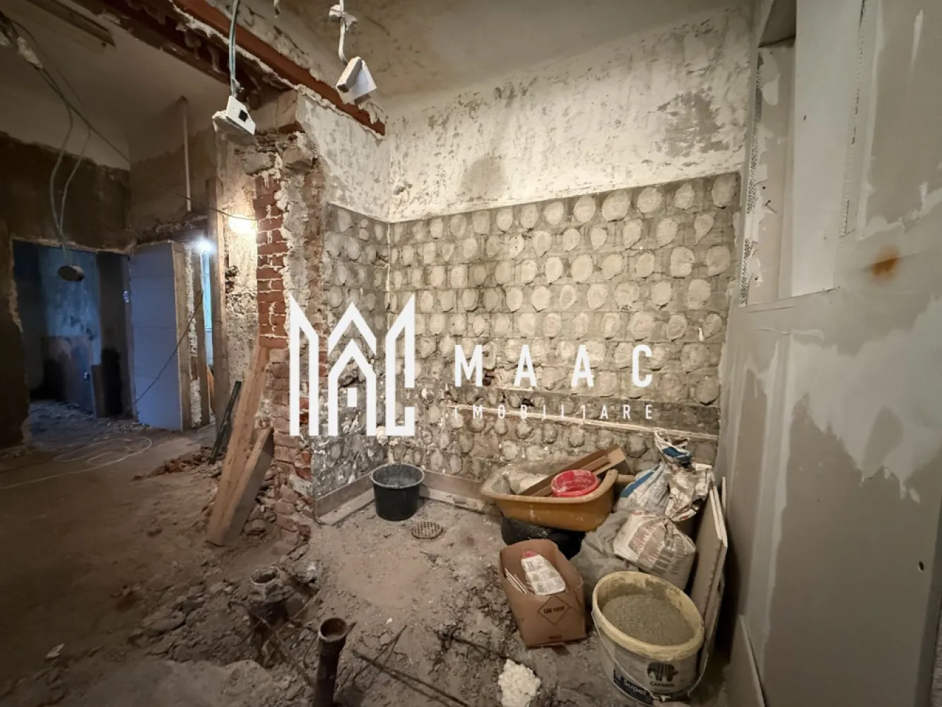 Apartament 3 camere | Parter | 60 MPU | Predare la cheie - MAAC Imobiliare vă propune spre vânzare un apartament cu 3 camere, situat într-o curte comună, în zona Centrală a Sibiului.

Caracteristici si compartimentare:
Suprafață utilă: 60 mp

Compartimentare:
Hol de acces 
Bucătărie open space cu living spațios
Baie cu acces din living
Două dormitoare separate, poziționate inteligent pentru intimitate, conectate printr-un hol
Deasupra apartamentului se află pod, ideal pentru depozitare
Pivniță generoasă de aproximativ 20 mp, cu potențial de amenajare ca spațiu de relaxare sau hobby (ex. zonă de petrecere cu prietenii)

Detalii despre predare și finisaje:
Apartamentul se poate preda în două variante, în funcție de nevoile clientului:
La stadiul de alb la pretul afisat – cu geamuri termopan incluse, pregătit pentru personalizare după gustul noului proprietar
La cheie – complet finisat, contra cost, în funcție de preferințele cumpărătorului
Posibilitate de amenajare flexibilă, în funcție de stilul dorit

Avantaje și beneficii:
Locație centrală, cu acces facil către zone comerciale, transport public și instituții de interes
Curte comună curată și îngrijită, cu doar câțiva vecini
Pivniță spațioasă – ideală pentru depozitare 

Pentru mai multe detalii precizati telefonic ca ati vazut anuntul cu ID: CP2786462
