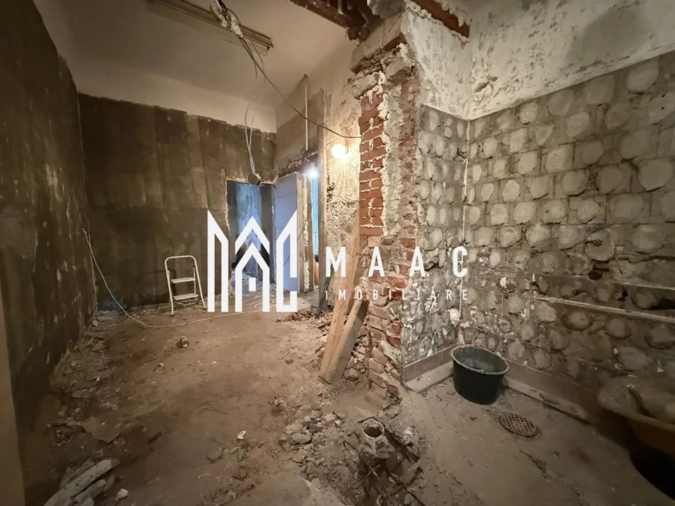 Apartament 3 camere | Parter | 60 MPU | Predare la cheie - MAAC Imobiliare vă propune spre vânzare un apartament cu 3 camere, situat într-o curte comună, în zona Centrală a Sibiului.

Caracteristici si compartimentare:
Suprafață utilă: 60 mp

Compartimentare:
Hol de acces 
Bucătărie open space cu living spațios
Baie cu acces din living
Două dormitoare separate, poziționate inteligent pentru intimitate, conectate printr-un hol
Deasupra apartamentului se află pod, ideal pentru depozitare
Pivniță generoasă de aproximativ 20 mp, cu potențial de amenajare ca spațiu de relaxare sau hobby (ex. zonă de petrecere cu prietenii)

Detalii despre predare și finisaje:
Apartamentul se poate preda în două variante, în funcție de nevoile clientului:
La stadiul de alb la pretul afisat – cu geamuri termopan incluse, pregătit pentru personalizare după gustul noului proprietar
La cheie – complet finisat, contra cost, în funcție de preferințele cumpărătorului
Posibilitate de amenajare flexibilă, în funcție de stilul dorit

Avantaje și beneficii:
Locație centrală, cu acces facil către zone comerciale, transport public și instituții de interes
Curte comună curată și îngrijită, cu doar câțiva vecini
Pivniță spațioasă – ideală pentru depozitare 

Pentru mai multe detalii precizati telefonic ca ati vazut anuntul cu ID: CP2786462
