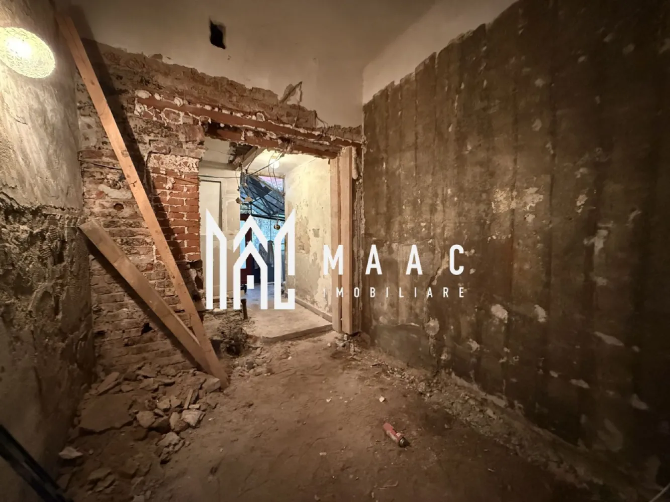 Apartament 3 camere | Parter | 60 MPU | Predare la cheie - MAAC Imobiliare vă propune spre vânzare un apartament cu 3 camere, situat într-o curte comună, în zona Centrală a Sibiului.

Caracteristici si compartimentare:
Suprafață utilă: 60 mp

Compartimentare:
Hol de acces 
Bucătărie open space cu living spațios
Baie cu acces din living
Două dormitoare separate, poziționate inteligent pentru intimitate, conectate printr-un hol
Deasupra apartamentului se află pod, ideal pentru depozitare
Pivniță generoasă de aproximativ 20 mp, cu potențial de amenajare ca spațiu de relaxare sau hobby (ex. zonă de petrecere cu prietenii)

Detalii despre predare și finisaje:
Apartamentul se poate preda în două variante, în funcție de nevoile clientului:
La stadiul de alb la pretul afisat – cu geamuri termopan incluse, pregătit pentru personalizare după gustul noului proprietar
La cheie – complet finisat, contra cost, în funcție de preferințele cumpărătorului
Posibilitate de amenajare flexibilă, în funcție de stilul dorit

Avantaje și beneficii:
Locație centrală, cu acces facil către zone comerciale, transport public și instituții de interes
Curte comună curată și îngrijită, cu doar câțiva vecini
Pivniță spațioasă – ideală pentru depozitare 

Pentru mai multe detalii precizati telefonic ca ati vazut anuntul cu ID: CP2786462