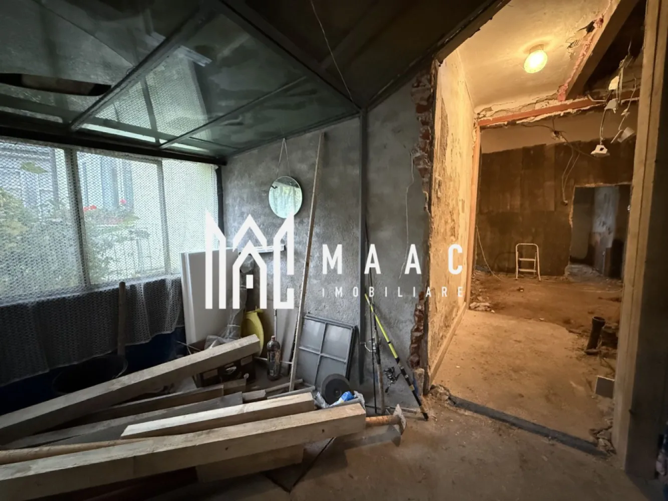 Apartament 3 camere | Parter | 60 MPU | Predare la cheie - MAAC Imobiliare vă propune spre vânzare un apartament cu 3 camere, situat într-o curte comună, în zona Centrală a Sibiului.

Caracteristici si compartimentare:
Suprafață utilă: 60 mp

Compartimentare:
Hol de acces 
Bucătărie open space cu living spațios
Baie cu acces din living
Două dormitoare separate, poziționate inteligent pentru intimitate, conectate printr-un hol
Deasupra apartamentului se află pod, ideal pentru depozitare
Pivniță generoasă de aproximativ 20 mp, cu potențial de amenajare ca spațiu de relaxare sau hobby (ex. zonă de petrecere cu prietenii)

Detalii despre predare și finisaje:
Apartamentul se poate preda în două variante, în funcție de nevoile clientului:
La stadiul de alb la pretul afisat – cu geamuri termopan incluse, pregătit pentru personalizare după gustul noului proprietar
La cheie – complet finisat, contra cost, în funcție de preferințele cumpărătorului
Posibilitate de amenajare flexibilă, în funcție de stilul dorit

Avantaje și beneficii:
Locație centrală, cu acces facil către zone comerciale, transport public și instituții de interes
Curte comună curată și îngrijită, cu doar câțiva vecini
Pivniță spațioasă – ideală pentru depozitare 

Pentru mai multe detalii precizati telefonic ca ati vazut anuntul cu ID: CP2786462