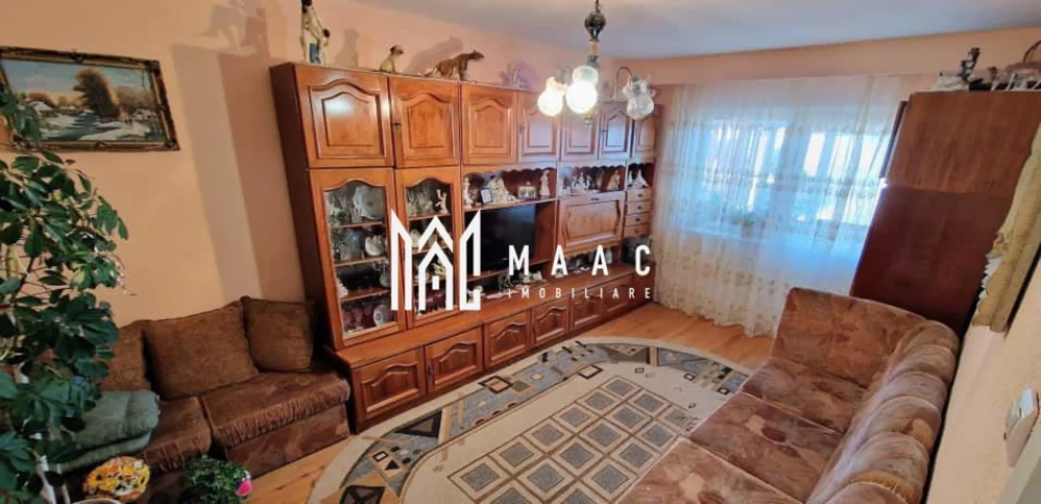 Apartament 3 Camere I Decomandat I Vasile Aaron - MAAC Imobiliare vă propune spre vânzare un apartament decomandat, situat în zona Vasile Aaron, la etajul 4 din 4, într-un bloc cu acoperiș reconstruit în 2024, potrivit pentru locuire proprie sau investiție.

Locuința are o suprafață utilă de 58 mp și beneficiază de o compartimentare practică, oferind spațiu bine organizat și funcțional.

Caracteristici:
-suprafață utilă: 58 mp
-3 camere
-bucătărie separată
-baie
-2 balcoane de câte 3 mp fiecare
-pivniță de 6 mp
-etaj 4 din 4
-centrală termică proprie și calorifere
-geamuri termopan
-izolație exterioară
-se vinde parțial mobilat

Apartamentul este locuibil imediat, oferind totodată posibilitatea de renovare și modernizare după preferințe. Acoperișul nou, refăcut în 2024, reprezintă un avantaj important pentru confort și siguranță.

Zona Vasile Aaron asigură acces facil la magazine, școli și transport public, fiind o locație bine conectată la infrastructura orașului.

Pentru informații sau vizionări vă rugăm să menționați la telefon numărul CP2671163.