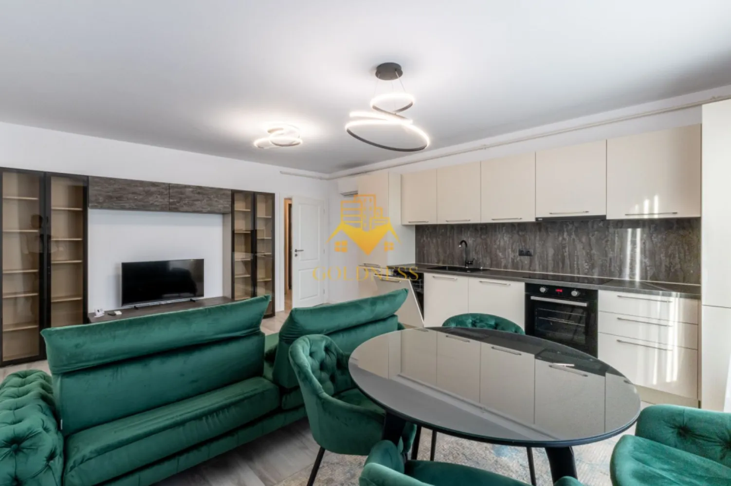 2 camere, modern, bloc nou, parcare, Gheorgheni, Constantin Brancusi - GOLDNESS Imobiliare vă propune spre închiriere un apartament cu 2 camere complet mobilat și utilat, la etajul 5 într-un imobil de 6 etaje, în cartierul Gheorgheni. Apartamentul este compartimentat astfel:
 - dormitor cu pat matrimonial, dressing, noptiere
 - living cu bucatarie open-space complet utilată, canapea extensibla, loc de servit masa 
 - baie cu cabina de dus, calorifer port prosop inox și dulap pentru depozitare.
 - terasa de 6 mp.

Imobilul este dotat cu toate cele necesare- centrală proprie, mașină de spălat haine, frigider, plită electrică, hotă, TV, etc. 
Se află în apropierea stațiilor de transport în comun, magazine, restaurante, spații verzi, farmacii, etc. 
Se poate inchiria parcare cu 50 EURO!

Dacă sunteți interesați de acest apartament și doriți să îl vizionați, dar și pentru alte oferte sau detalii nu ezitați să ne contactați telefonic sau prin e-mail - goldnessimobiliare@gmail.com. Vă stăm la dispoziție!