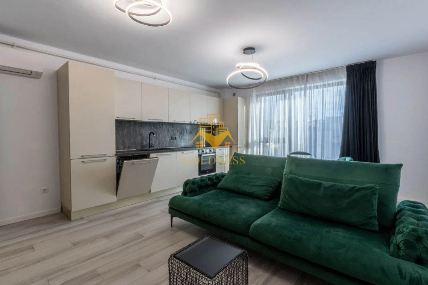 2 camere, modern, bloc nou, parcare, Gheorgheni, Constantin Brancusi - GOLDNESS Imobiliare vă propune spre închiriere un apartament cu 2 camere complet mobilat și utilat, la etajul 5 într-un imobil de 6 etaje, în cartierul Gheorgheni. Apartamentul este compartimentat astfel:
 - dormitor cu pat matrimonial, dressing, noptiere
 - living cu bucatarie open-space complet utilată, canapea extensibla, loc de servit masa 
 - baie cu cabina de dus, calorifer port prosop inox și dulap pentru depozitare.
 - terasa de 6 mp.

Imobilul este dotat cu toate cele necesare- centrală proprie, mașină de spălat haine, frigider, plită electrică, hotă, TV, etc. 
Se află în apropierea stațiilor de transport în comun, magazine, restaurante, spații verzi, farmacii, etc. 
Se poate inchiria parcare cu 50 EURO!

Dacă sunteți interesați de acest apartament și doriți să îl vizionați, dar și pentru alte oferte sau detalii nu ezitați să ne contactați telefonic sau prin e-mail - goldnessimobiliare@gmail.com. Vă stăm la dispoziție!