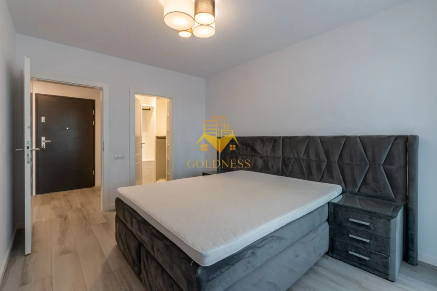 2 camere, modern, bloc nou, parcare, Gheorgheni, Constantin Brancusi - GOLDNESS Imobiliare vă propune spre închiriere un apartament cu 2 camere complet mobilat și utilat, la etajul 5 într-un imobil de 6 etaje, în cartierul Gheorgheni. Apartamentul este compartimentat astfel:
 - dormitor cu pat matrimonial, dressing, noptiere
 - living cu bucatarie open-space complet utilată, canapea extensibla, loc de servit masa 
 - baie cu cabina de dus, calorifer port prosop inox și dulap pentru depozitare.
 - terasa de 6 mp.

Imobilul este dotat cu toate cele necesare- centrală proprie, mașină de spălat haine, frigider, plită electrică, hotă, TV, etc. 
Se află în apropierea stațiilor de transport în comun, magazine, restaurante, spații verzi, farmacii, etc. 
Se poate inchiria parcare cu 50 EURO!

Dacă sunteți interesați de acest apartament și doriți să îl vizionați, dar și pentru alte oferte sau detalii nu ezitați să ne contactați telefonic sau prin e-mail - goldnessimobiliare@gmail.com. Vă stăm la dispoziție!