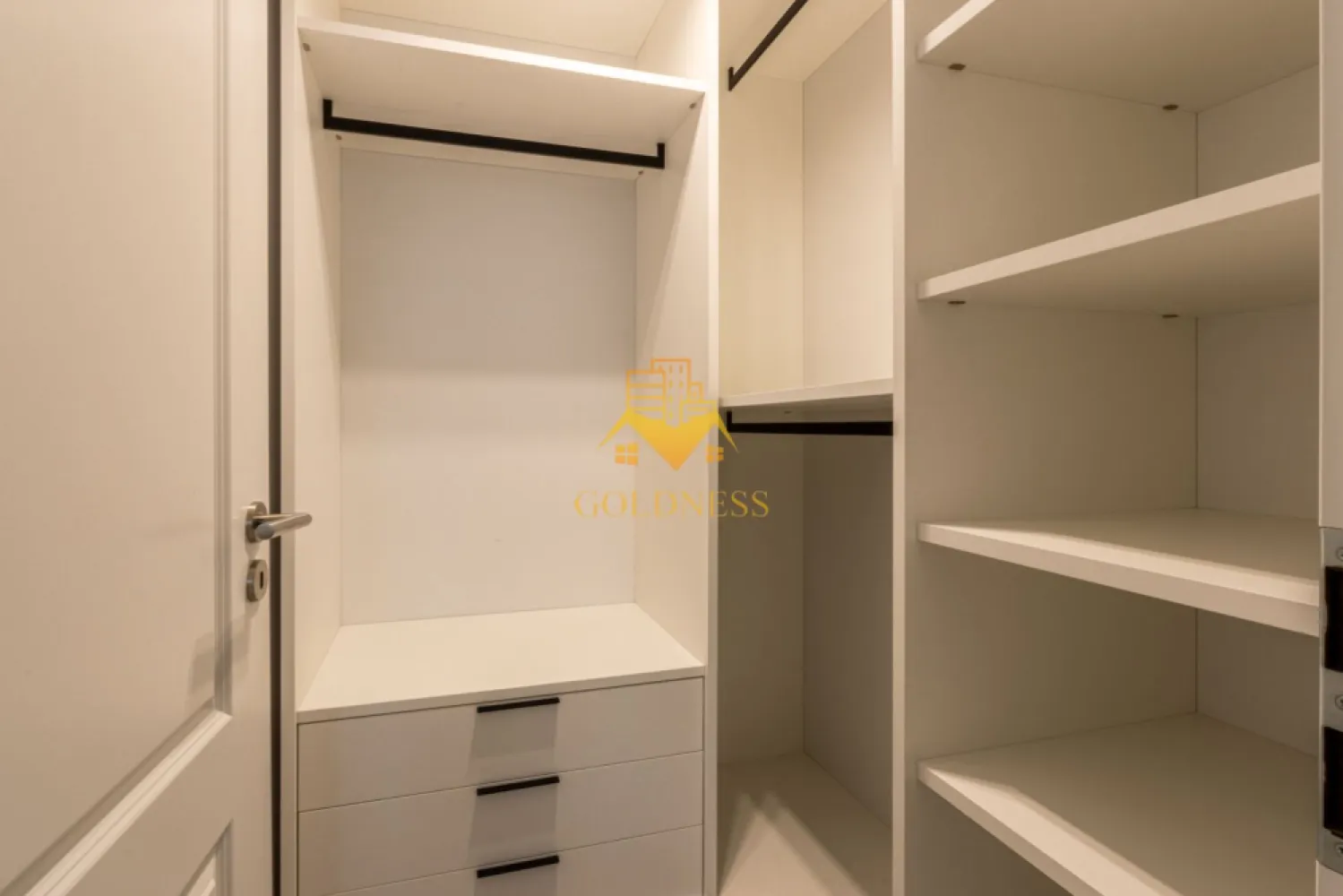 2 camere, modern, bloc nou, parcare, Gheorgheni, Constantin Brancusi - GOLDNESS Imobiliare vă propune spre închiriere un apartament cu 2 camere complet mobilat și utilat, la etajul 5 într-un imobil de 6 etaje, în cartierul Gheorgheni. Apartamentul este compartimentat astfel:
 - dormitor cu pat matrimonial, dressing, noptiere
 - living cu bucatarie open-space complet utilată, canapea extensibla, loc de servit masa 
 - baie cu cabina de dus, calorifer port prosop inox și dulap pentru depozitare.
 - terasa de 6 mp.

Imobilul este dotat cu toate cele necesare- centrală proprie, mașină de spălat haine, frigider, plită electrică, hotă, TV, etc. 
Se află în apropierea stațiilor de transport în comun, magazine, restaurante, spații verzi, farmacii, etc. 
Se poate inchiria parcare cu 50 EURO!

Dacă sunteți interesați de acest apartament și doriți să îl vizionați, dar și pentru alte oferte sau detalii nu ezitați să ne contactați telefonic sau prin e-mail - goldnessimobiliare@gmail.com. Vă stăm la dispoziție!