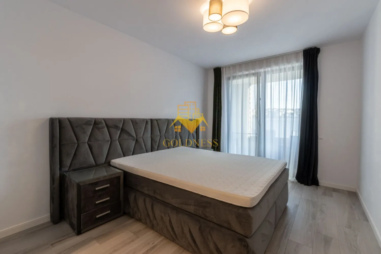 2 camere, modern, bloc nou, parcare, Gheorgheni, Constantin Brancusi - GOLDNESS Imobiliare vă propune spre închiriere un apartament cu 2 camere complet mobilat și utilat, la etajul 5 într-un imobil de 6 etaje, în cartierul Gheorgheni. Apartamentul este compartimentat astfel:
 - dormitor cu pat matrimonial, dressing, noptiere
 - living cu bucatarie open-space complet utilată, canapea extensibla, loc de servit masa 
 - baie cu cabina de dus, calorifer port prosop inox și dulap pentru depozitare.
 - terasa de 6 mp.

Imobilul este dotat cu toate cele necesare- centrală proprie, mașină de spălat haine, frigider, plită electrică, hotă, TV, etc. 
Se află în apropierea stațiilor de transport în comun, magazine, restaurante, spații verzi, farmacii, etc. 
Se poate inchiria parcare cu 50 EURO!

Dacă sunteți interesați de acest apartament și doriți să îl vizionați, dar și pentru alte oferte sau detalii nu ezitați să ne contactați telefonic sau prin e-mail - goldnessimobiliare@gmail.com. Vă stăm la dispoziție!