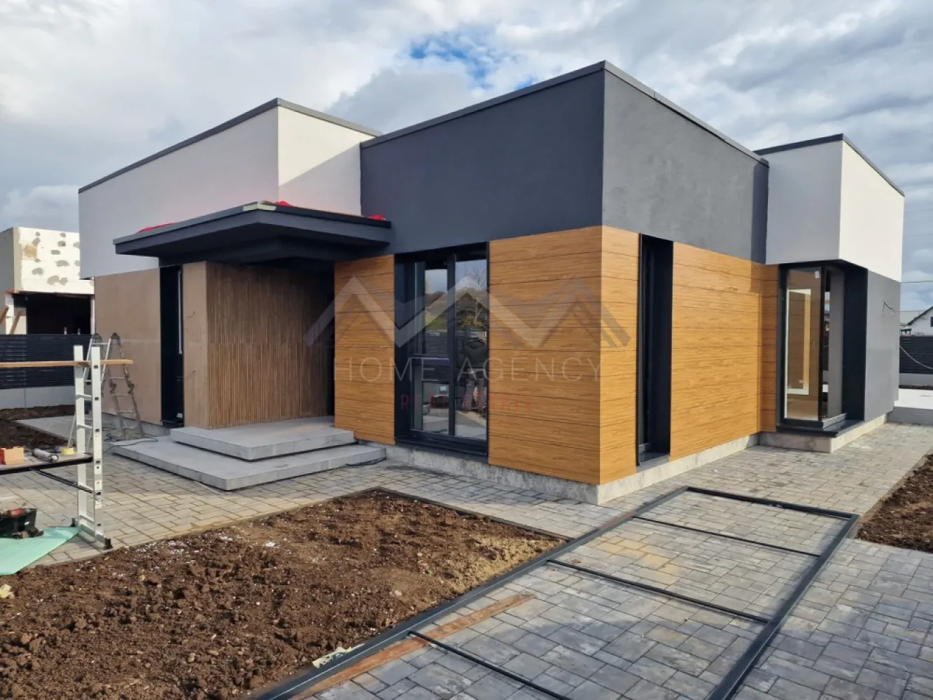 Casa pe parter | Balotești, lângă pădure - Vă propunem, spre vânzare, o casă individuală pe parter, parte dintr-un nou proiect rezidențial amplasat în Balotești, într-o zonă liniștită, lângă pădure, și în apropierea principalelor puncte de interes din Nordul Capitalei. Locuința are o suprafață utilă de 124,64 mp și o suprafață construită desfășurată de 172,8 mp, fiind amplasată pe un teren de 420 mp (disponibilă și în varianta cu 508 mp teren, preț diferit). 

Compartimentarea interioară este una eficientă și echilibrată:
* Living spațios de 27,74 mp, cu lumină naturală abundentă, ce permite amenajarea atât a unei zone de relaxare, cât și de dining.
* Bucătărie de 15,51 mp, retrasă față de zona de zi și cu acces direct către terasă. La cerere, aceasta poate fi închisă complet.
* Trei dormitoare, dintre care unul matrimonial cu baie proprie și dressing, iar celelalte două deservite de o baie.
* Cameră tehnică dedicată pentru centrală și multiple spații de depozitare.
* Două băi moderne și spațioase, gândite pentru utilizare practică.

Construcția este realizată din cărămidă Porotherm de 30 cm, izolată la exterior cu polistiren de 15 cm, și este echipată cu geamuri tripan 4 Season, placă de beton peste parter și acoperiș din tablă tip Lindab, oferind durabilitate și confort termic ridicat. Încălzirea este integral în pardoseală, cu distribuitor separat pentru fiecare cameră, iar curtea se predă complet amenajată. În plus, casa se predă cu finisaje și obiecte sanitare de calitate, alese de viitorul proprietar, pentru a se potrivi perfect gusturilor și nevoilor familiei.

Poziționarea reprezintă un avantaj major: locuința se află în proximitatea pădurii Balotești, într-un cadru natural aerisit, dar în același timp aproape de magazine, școli, grădinițe și mijloace de transport. Accesul facil către DN1 și zona de Nord a Bucureștiului face ca această casă să fie alegerea ideală pentru familiile care își doresc atât liniște și intimitate, cât și conectivitate rapidă la oraș.

Programează acum o vizionare!