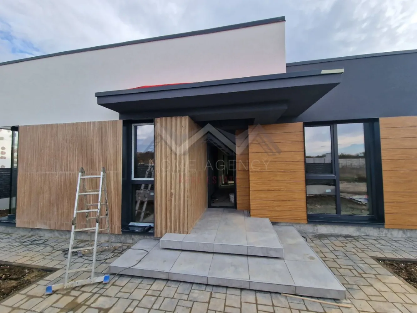 Casa pe parter | Balotești, lângă pădure - Vă propunem, spre vânzare, o casă individuală pe parter, parte dintr-un nou proiect rezidențial amplasat în Balotești, într-o zonă liniștită, lângă pădure, și în apropierea principalelor puncte de interes din Nordul Capitalei. Locuința are o suprafață utilă de 124,64 mp și o suprafață construită desfășurată de 172,8 mp, fiind amplasată pe un teren de 420 mp (disponibilă și în varianta cu 508 mp teren, preț diferit). 

Compartimentarea interioară este una eficientă și echilibrată:
* Living spațios de 27,74 mp, cu lumină naturală abundentă, ce permite amenajarea atât a unei zone de relaxare, cât și de dining.
* Bucătărie de 15,51 mp, retrasă față de zona de zi și cu acces direct către terasă. La cerere, aceasta poate fi închisă complet.
* Trei dormitoare, dintre care unul matrimonial cu baie proprie și dressing, iar celelalte două deservite de o baie.
* Cameră tehnică dedicată pentru centrală și multiple spații de depozitare.
* Două băi moderne și spațioase, gândite pentru utilizare practică.

Construcția este realizată din cărămidă Porotherm de 30 cm, izolată la exterior cu polistiren de 15 cm, și este echipată cu geamuri tripan 4 Season, placă de beton peste parter și acoperiș din tablă tip Lindab, oferind durabilitate și confort termic ridicat. Încălzirea este integral în pardoseală, cu distribuitor separat pentru fiecare cameră, iar curtea se predă complet amenajată. În plus, casa se predă cu finisaje și obiecte sanitare de calitate, alese de viitorul proprietar, pentru a se potrivi perfect gusturilor și nevoilor familiei.

Poziționarea reprezintă un avantaj major: locuința se află în proximitatea pădurii Balotești, într-un cadru natural aerisit, dar în același timp aproape de magazine, școli, grădinițe și mijloace de transport. Accesul facil către DN1 și zona de Nord a Bucureștiului face ca această casă să fie alegerea ideală pentru familiile care își doresc atât liniște și intimitate, cât și conectivitate rapidă la oraș.

Programează acum o vizionare!