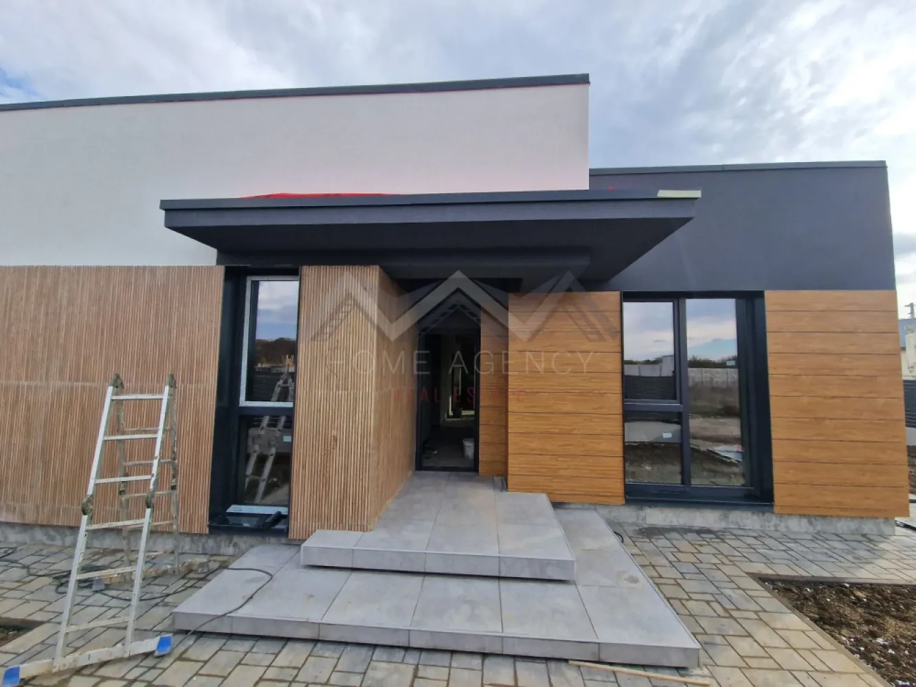 Casa pe parter | Balotești, lângă pădure - Vă propunem, spre vânzare, o casă individuală pe parter, parte dintr-un nou proiect rezidențial amplasat în Balotești, într-o zonă liniștită, lângă pădure, și în apropierea principalelor puncte de interes din Nordul Capitalei. Locuința are o suprafață utilă de 124,64 mp și o suprafață construită desfășurată de 172,8 mp, fiind amplasată pe un teren de 420 mp (disponibilă și în varianta cu 508 mp teren, preț diferit). 

Compartimentarea interioară este una eficientă și echilibrată:
* Living spațios de 27,74 mp, cu lumină naturală abundentă, ce permite amenajarea atât a unei zone de relaxare, cât și de dining.
* Bucătărie de 15,51 mp, retrasă față de zona de zi și cu acces direct către terasă. La cerere, aceasta poate fi închisă complet.
* Trei dormitoare, dintre care unul matrimonial cu baie proprie și dressing, iar celelalte două deservite de o baie.
* Cameră tehnică dedicată pentru centrală și multiple spații de depozitare.
* Două băi moderne și spațioase, gândite pentru utilizare practică.

Construcția este realizată din cărămidă Porotherm de 30 cm, izolată la exterior cu polistiren de 15 cm, și este echipată cu geamuri tripan 4 Season, placă de beton peste parter și acoperiș din tablă tip Lindab, oferind durabilitate și confort termic ridicat. Încălzirea este integral în pardoseală, cu distribuitor separat pentru fiecare cameră, iar curtea se predă complet amenajată. În plus, casa se predă cu finisaje și obiecte sanitare de calitate, alese de viitorul proprietar, pentru a se potrivi perfect gusturilor și nevoilor familiei.

Poziționarea reprezintă un avantaj major: locuința se află în proximitatea pădurii Balotești, într-un cadru natural aerisit, dar în același timp aproape de magazine, școli, grădinițe și mijloace de transport. Accesul facil către DN1 și zona de Nord a Bucureștiului face ca această casă să fie alegerea ideală pentru familiile care își doresc atât liniște și intimitate, cât și conectivitate rapidă la oraș.

Programează acum o vizionare!