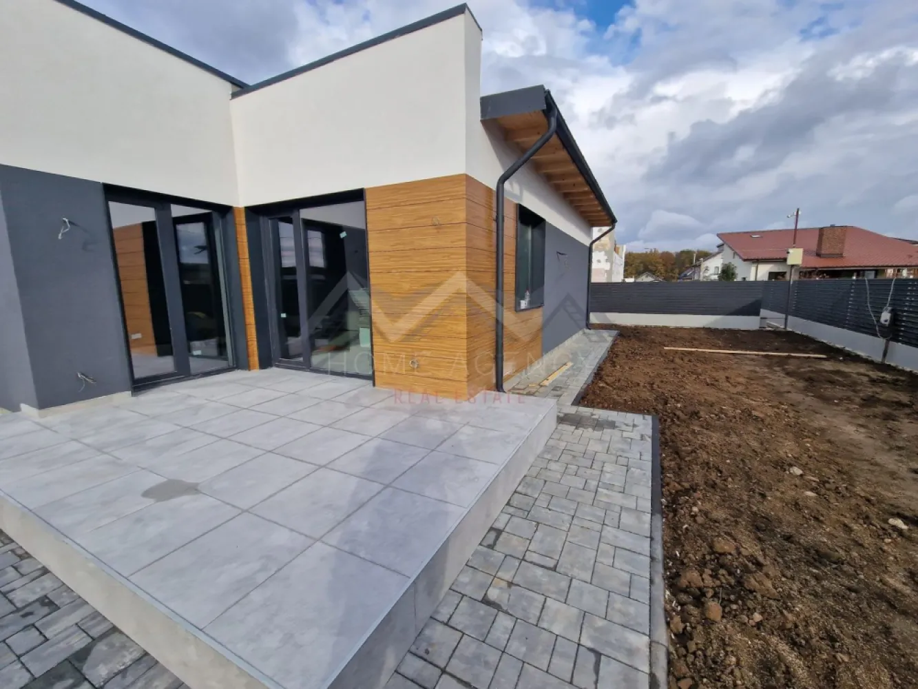 Casa pe parter | Balotești, lângă pădure - Vă propunem, spre vânzare, o casă individuală pe parter, parte dintr-un nou proiect rezidențial amplasat în Balotești, într-o zonă liniștită, lângă pădure, și în apropierea principalelor puncte de interes din Nordul Capitalei. Locuința are o suprafață utilă de 124,64 mp și o suprafață construită desfășurată de 172,8 mp, fiind amplasată pe un teren de 420 mp (disponibilă și în varianta cu 508 mp teren, preț diferit). 

Compartimentarea interioară este una eficientă și echilibrată:
* Living spațios de 27,74 mp, cu lumină naturală abundentă, ce permite amenajarea atât a unei zone de relaxare, cât și de dining.
* Bucătărie de 15,51 mp, retrasă față de zona de zi și cu acces direct către terasă. La cerere, aceasta poate fi închisă complet.
* Trei dormitoare, dintre care unul matrimonial cu baie proprie și dressing, iar celelalte două deservite de o baie.
* Cameră tehnică dedicată pentru centrală și multiple spații de depozitare.
* Două băi moderne și spațioase, gândite pentru utilizare practică.

Construcția este realizată din cărămidă Porotherm de 30 cm, izolată la exterior cu polistiren de 15 cm, și este echipată cu geamuri tripan 4 Season, placă de beton peste parter și acoperiș din tablă tip Lindab, oferind durabilitate și confort termic ridicat. Încălzirea este integral în pardoseală, cu distribuitor separat pentru fiecare cameră, iar curtea se predă complet amenajată. În plus, casa se predă cu finisaje și obiecte sanitare de calitate, alese de viitorul proprietar, pentru a se potrivi perfect gusturilor și nevoilor familiei.

Poziționarea reprezintă un avantaj major: locuința se află în proximitatea pădurii Balotești, într-un cadru natural aerisit, dar în același timp aproape de magazine, școli, grădinițe și mijloace de transport. Accesul facil către DN1 și zona de Nord a Bucureștiului face ca această casă să fie alegerea ideală pentru familiile care își doresc atât liniște și intimitate, cât și conectivitate rapidă la oraș.

Programează acum o vizionare!