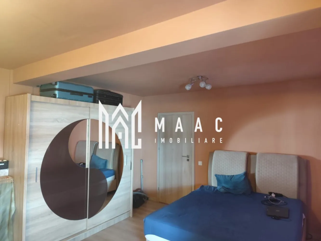 Apartament 2 Camere I Decomandat I Parter I Arhitectilor - Oferim spre vânzare apartament decomandat cu 2 camere, situat la parter, într-un imobil bine întreținut din zona Arhitecților.

Caracteristici:
Suprafață utilă: 46 mp
Compartimentare: living, dormitor, bucătărie separată, baie, hol
Parter, cu acces facil
Loc de parcare inclus
Boxă pentru depozitare
Complet mobilat și utilat
Disponibil imediat

Avantaje:
Zonă liniștită, cu acces rapid la oraș
Aproape de magazine, stații de transport și școli
Apartament pregătit pentru mutare imediată, fără investiții suplimentare